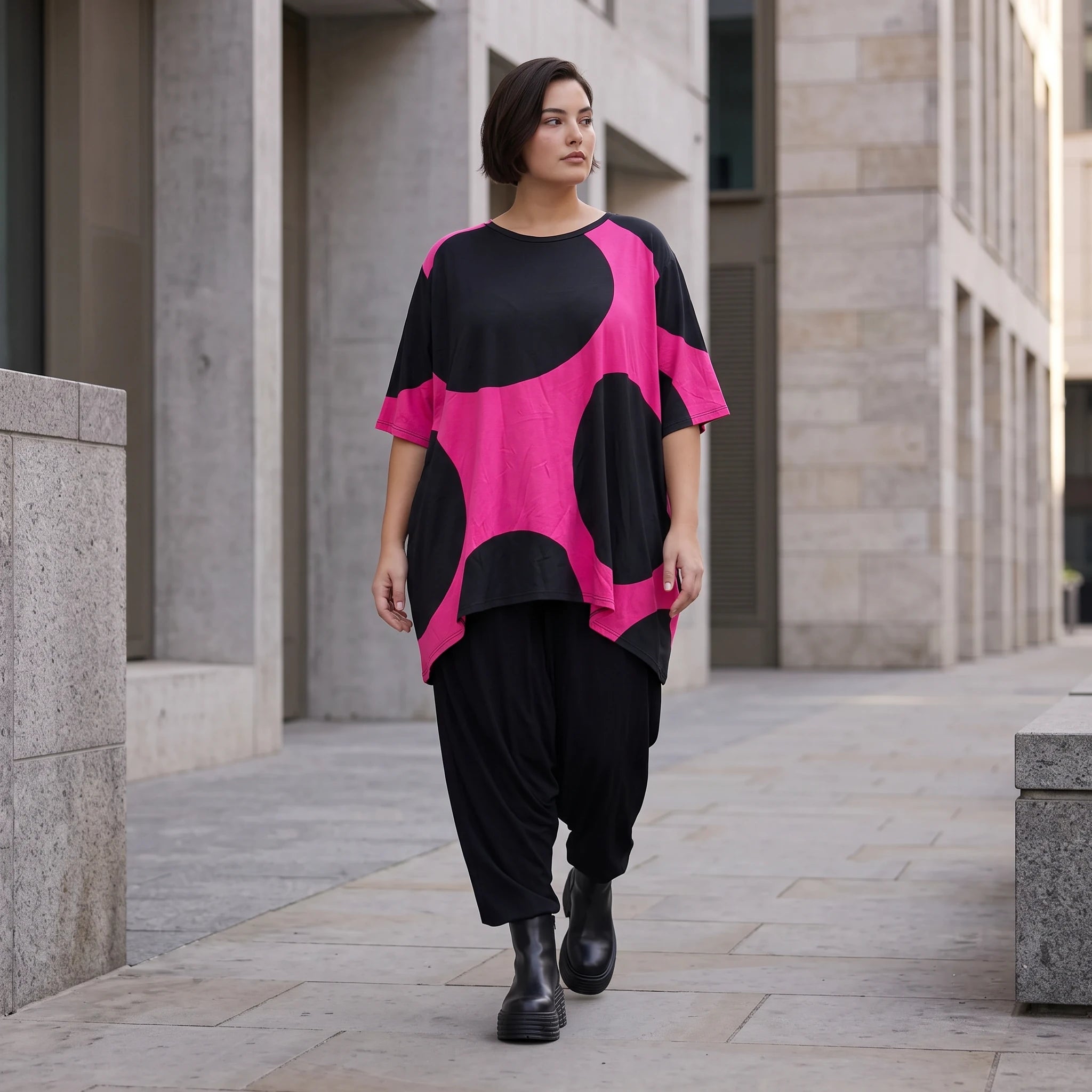 Damen Shirt Avantgarde Baumwolle Pink/Schwarz, A-Form, Punkte, Kurzarm, Seitenschlitze, Oversize große Größen – Funky Diva