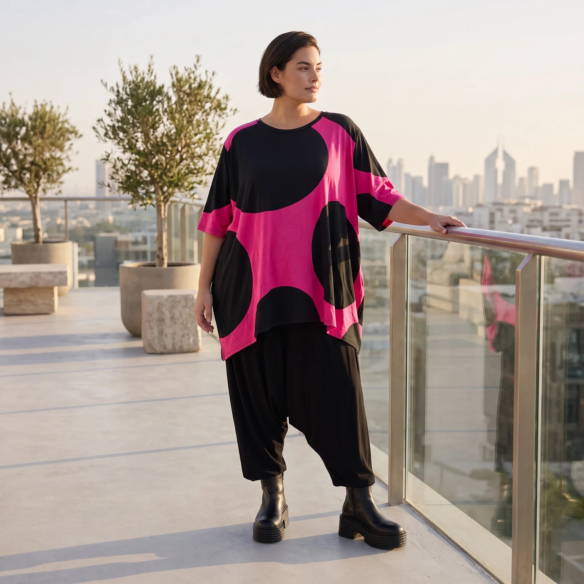 Damen Shirt Avantgarde Baumwolle Pink/Schwarz, A-Form, Punkte, Kurzarm, Seitenschlitze, Oversize große Größen – Funky Diva