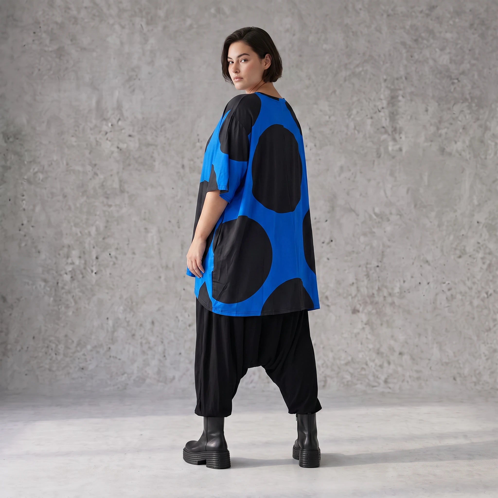 Damen Shirt Avantgarde Baumwolle Blau/Schwarz, A-Form, Punkte, Kurzarm, Oversize große Größen – Funky Diva