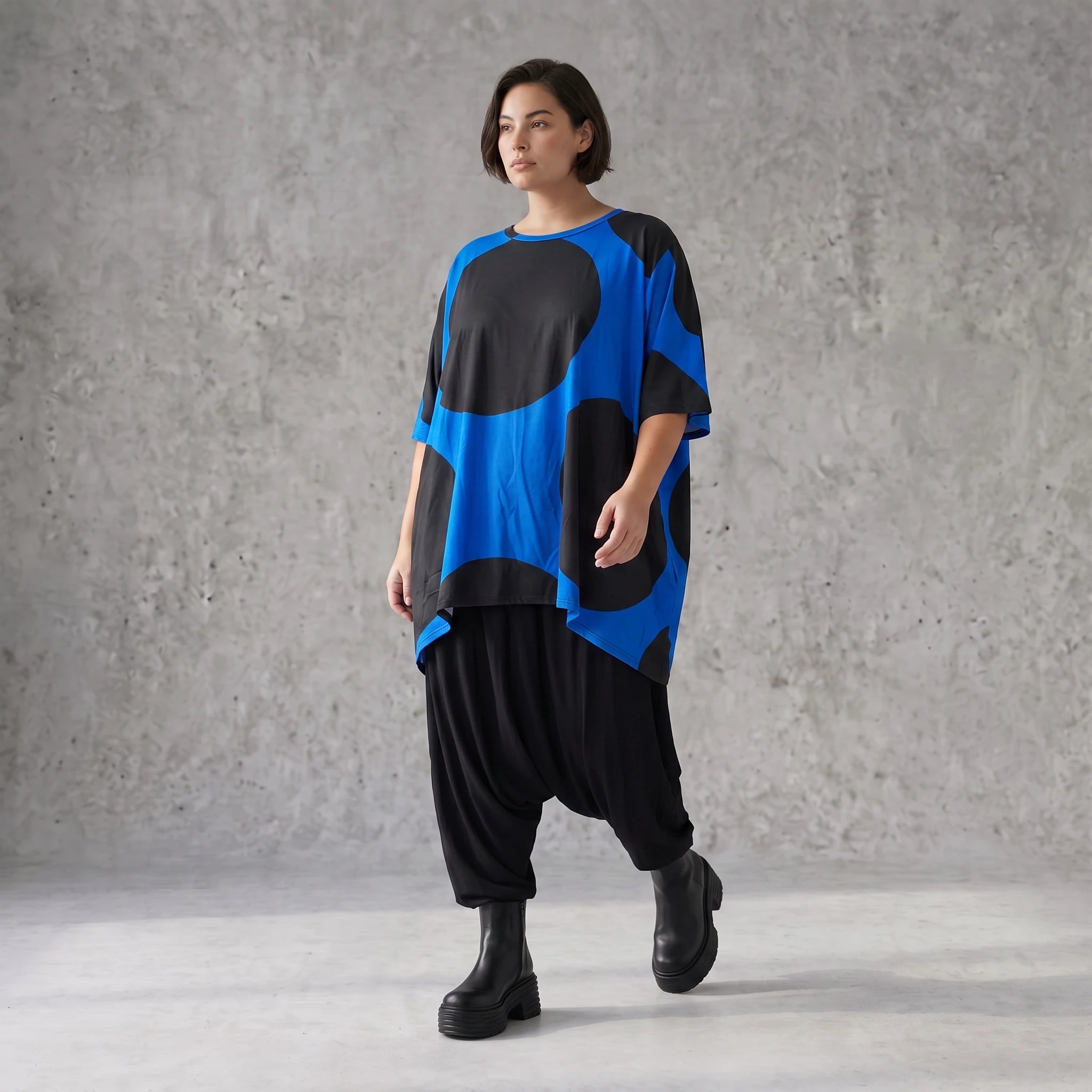 Damen Shirt Avantgarde Baumwolle Blau/Schwarz, A-Form, Punkte, Kurzarm, Oversize große Größen – Funky Diva