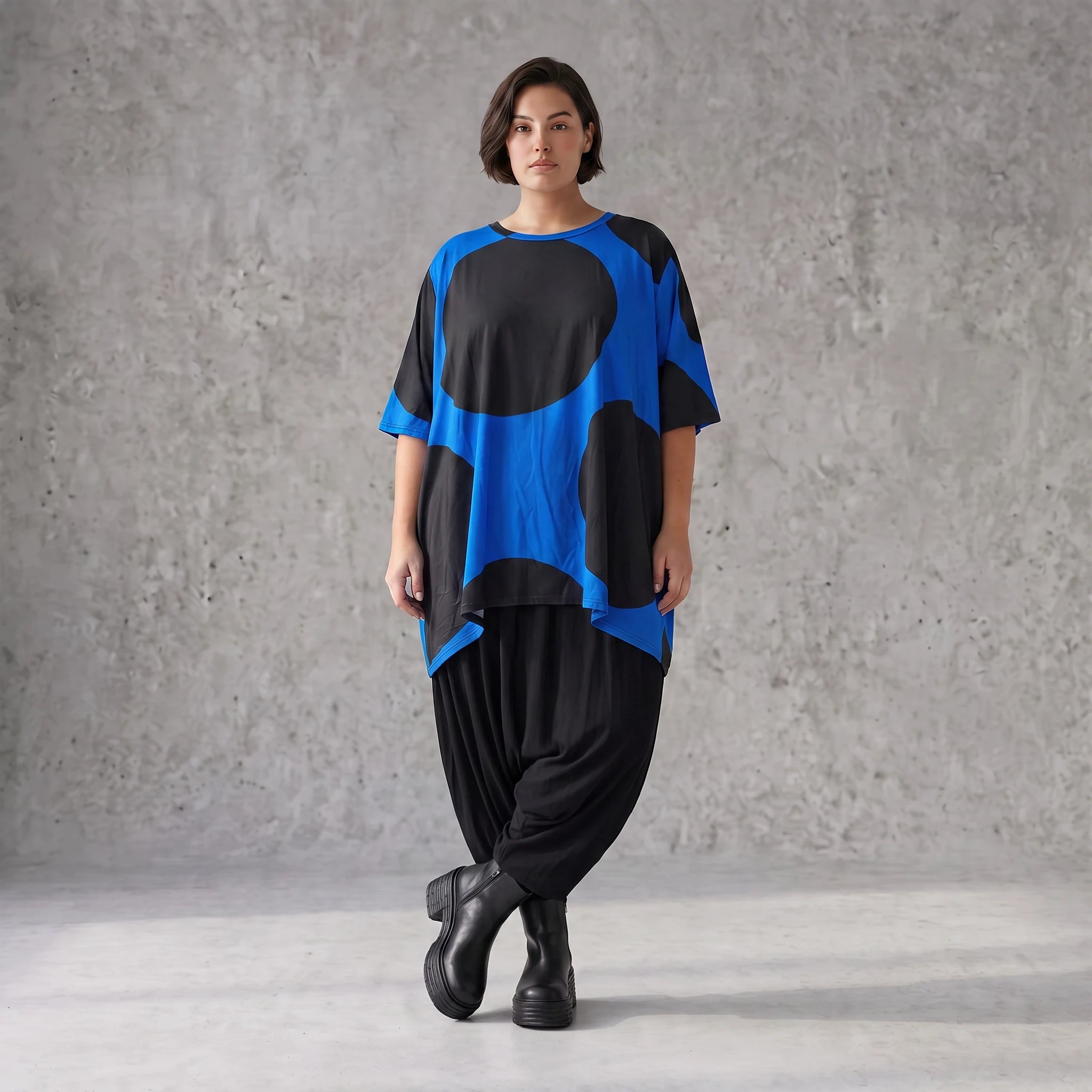 Damen Shirt Avantgarde Baumwolle Blau/Schwarz, A-Form, Punkte, Kurzarm, Oversize große Größen – Funky Diva