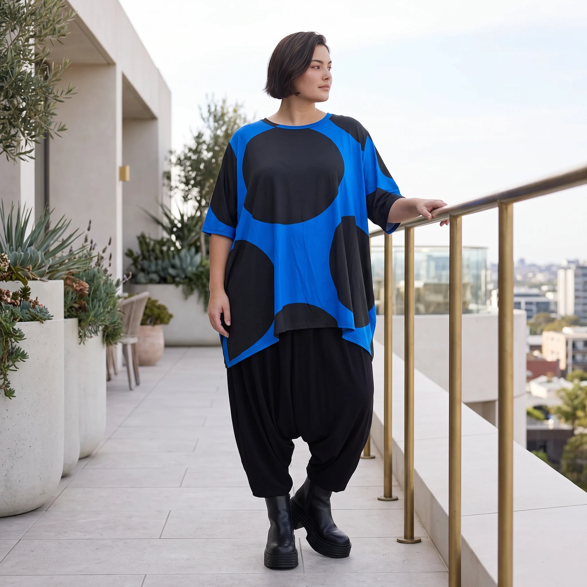 Damen Shirt Avantgarde Baumwolle Blau/Schwarz, A-Form, Punkte, Kurzarm, Oversize große Größen – Funky Diva