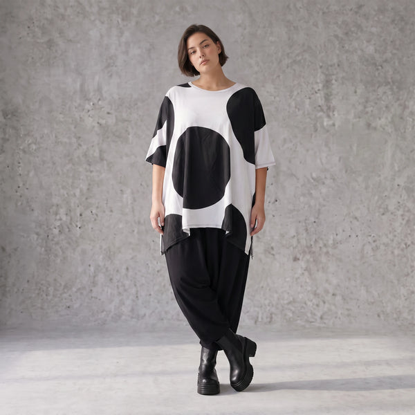 Damen Shirt Avantgarde Baumwolle Schwarz/Weiß, A-Form, Punkte, Kurzarm, Seitenschlitze, Oversize große Größen – Funky Diva