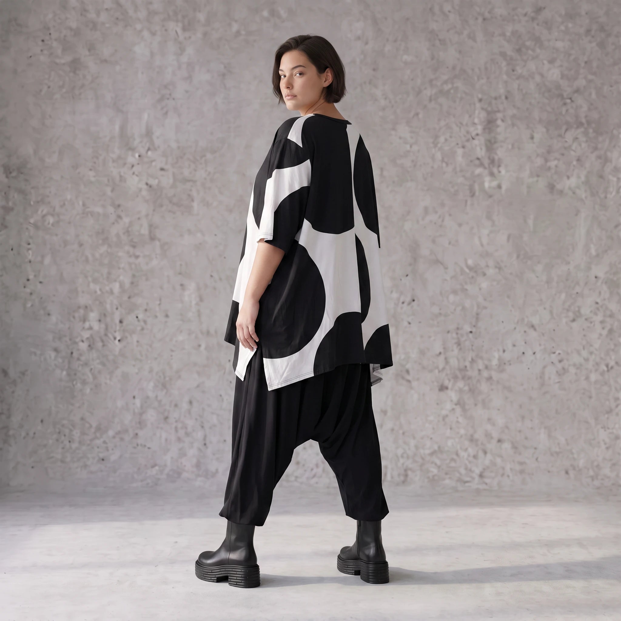 Damen Shirt Avantgarde Baumwolle Schwarz/Weiß, A-Form, Punkte, Kurzarm, Seitenschlitze, Oversize große Größen – Funky Diva