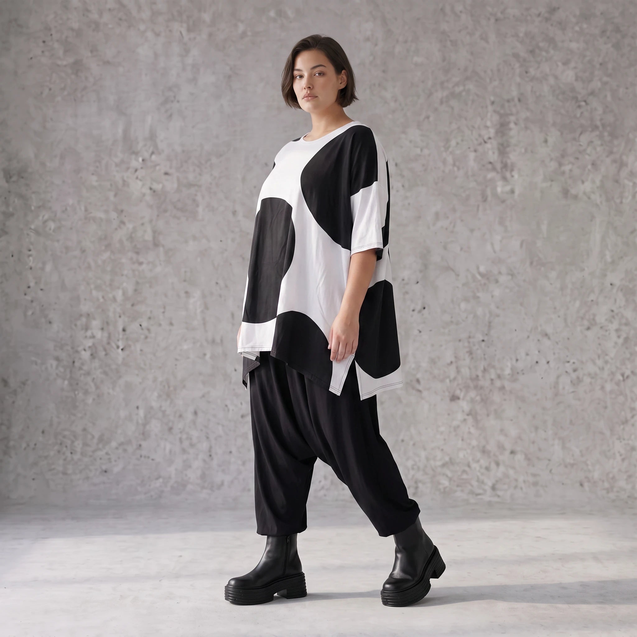 Damen Shirt Avantgarde Baumwolle Schwarz/Weiß, A-Form, Punkte, Kurzarm, Seitenschlitze, Oversize große Größen – Funky Diva