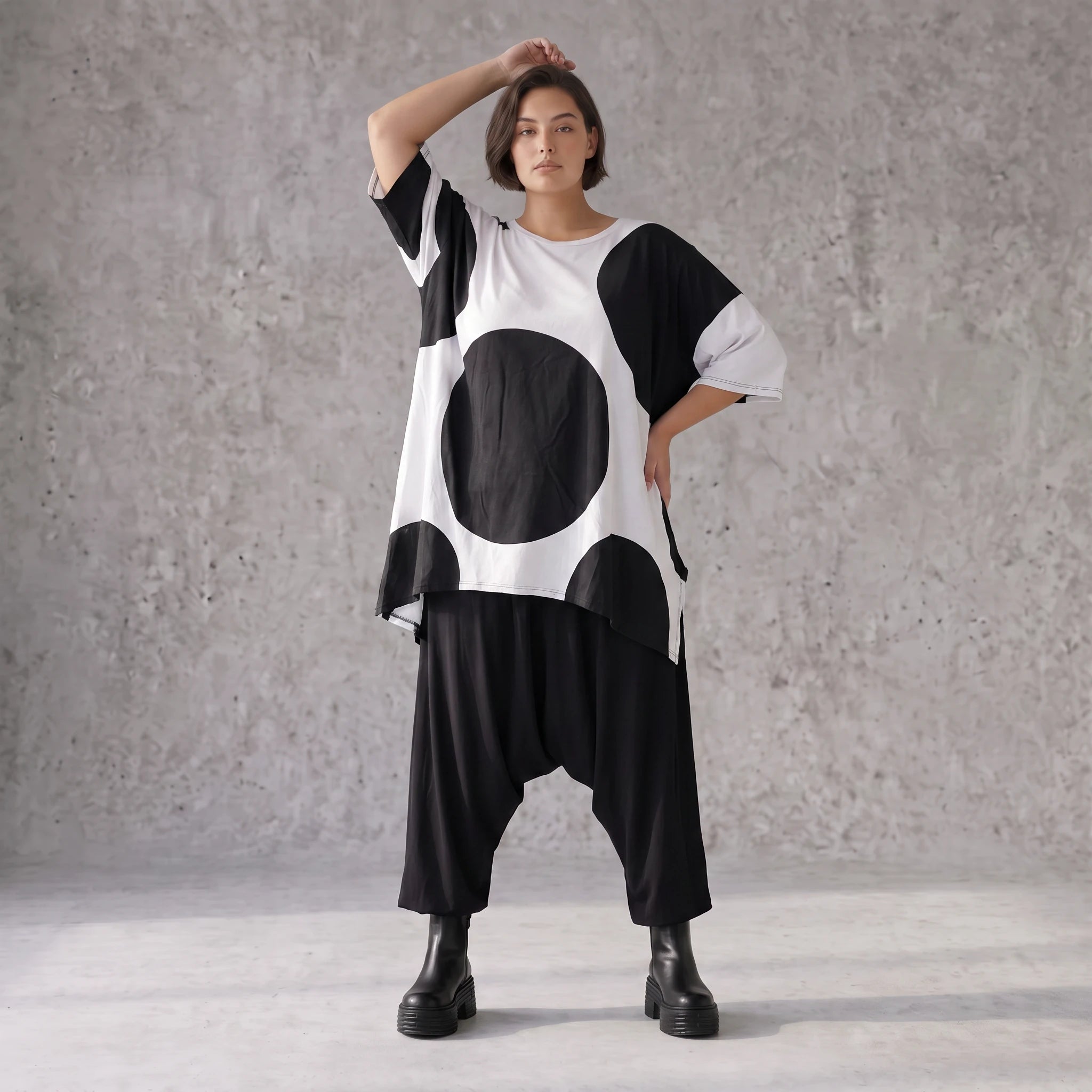 Damen Shirt Avantgarde Baumwolle Schwarz/Weiß, A-Form, Punkte, Kurzarm, Seitenschlitze, Oversize große Größen – Funky Diva