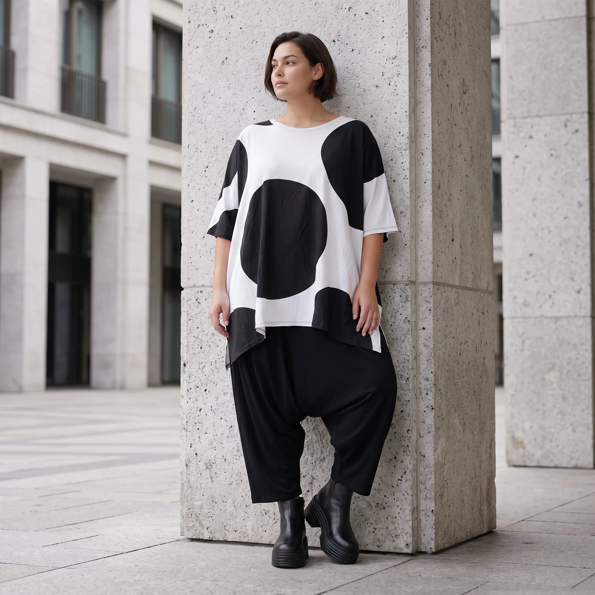 Damen Shirt Avantgarde Baumwolle Schwarz/Weiß, A-Form, Punkte, Kurzarm, Seitenschlitze, Oversize große Größen – Funky Diva