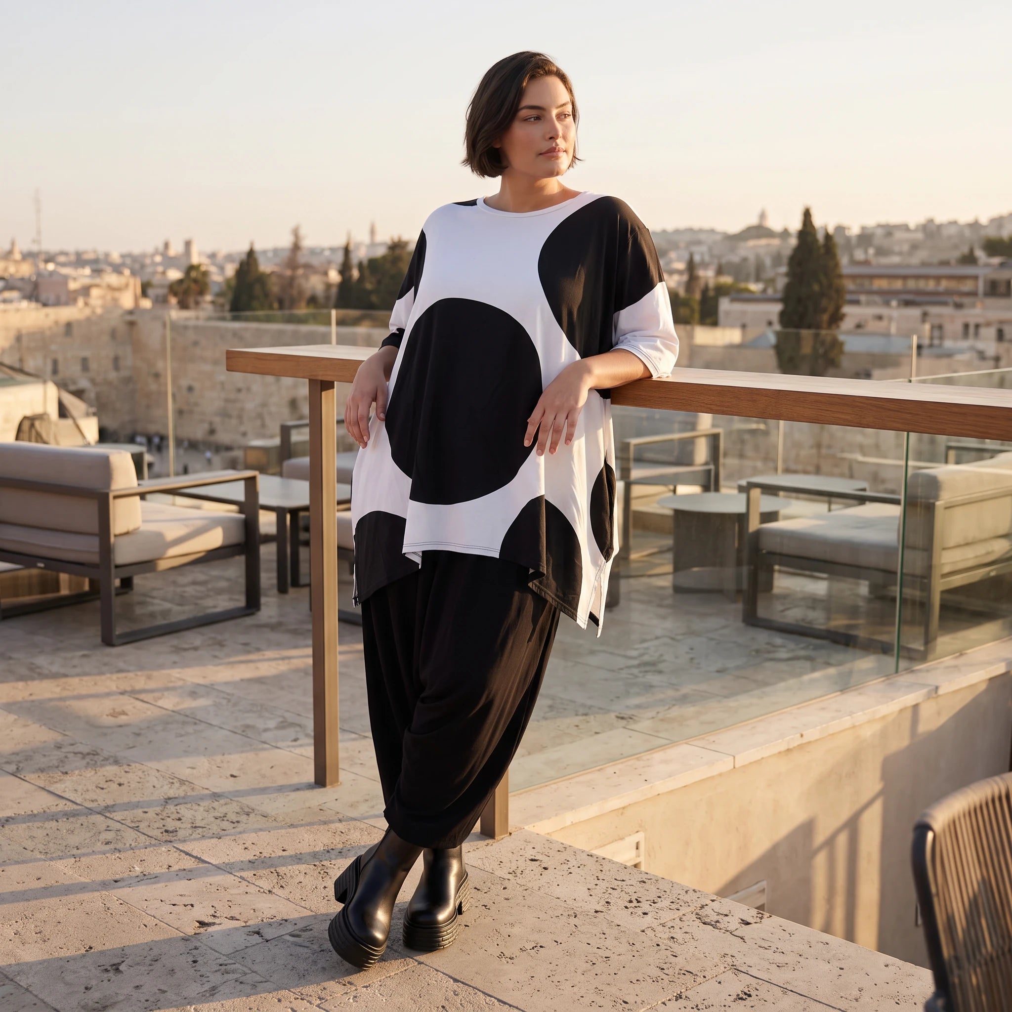 Damen Shirt Avantgarde Baumwolle Schwarz/Weiß, A-Form, Punkte, Kurzarm, Seitenschlitze, Oversize große Größen – Funky Diva