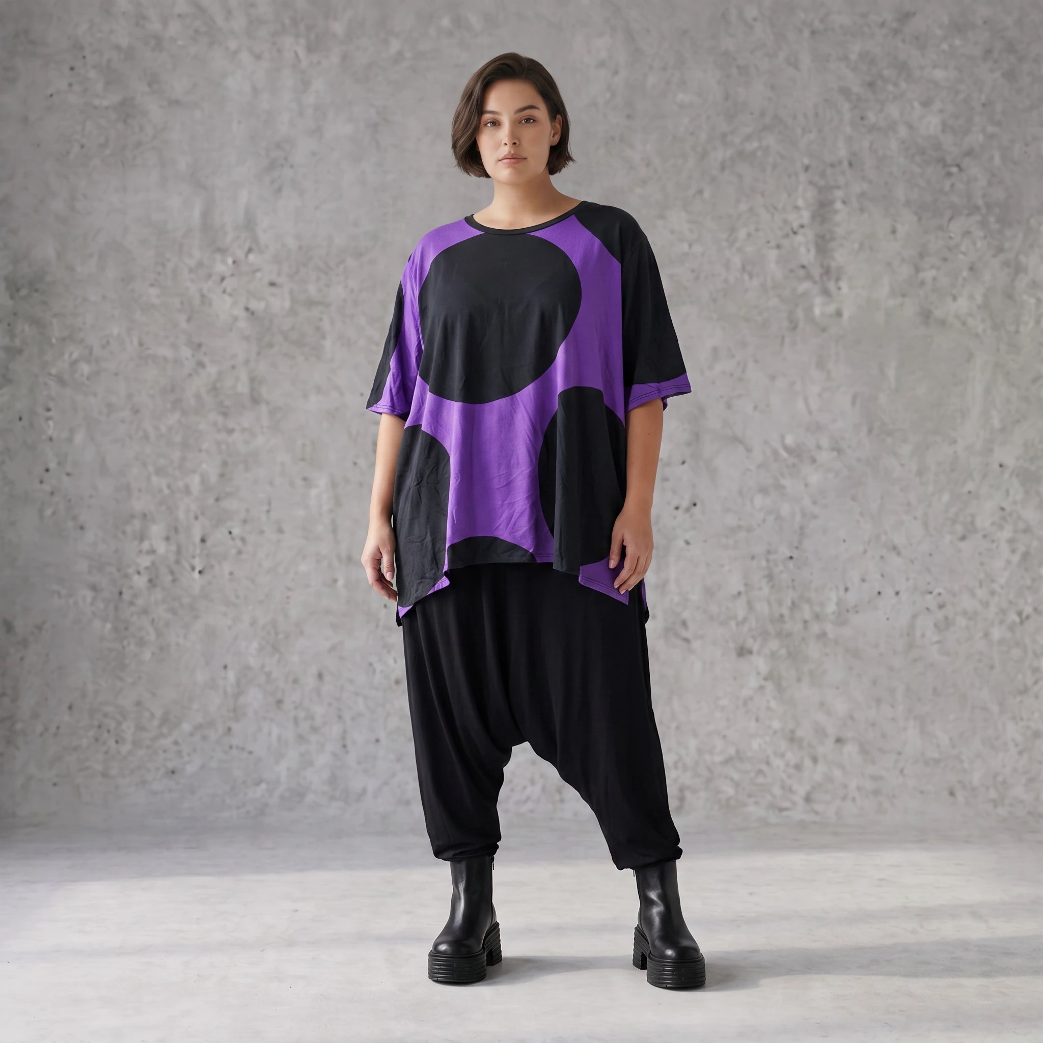 Damen Shirt Avantgarde Baumwolle Lila/Schwarz, A-Form, Kurzarm, Seitenschlitze, Oversize große Größen – Funky Diva