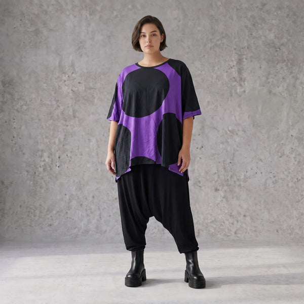 Damen Shirt Avantgarde Baumwolle Lila/Schwarz, A-Form, Kurzarm, Seitenschlitze, Oversize große Größen – Funky Diva