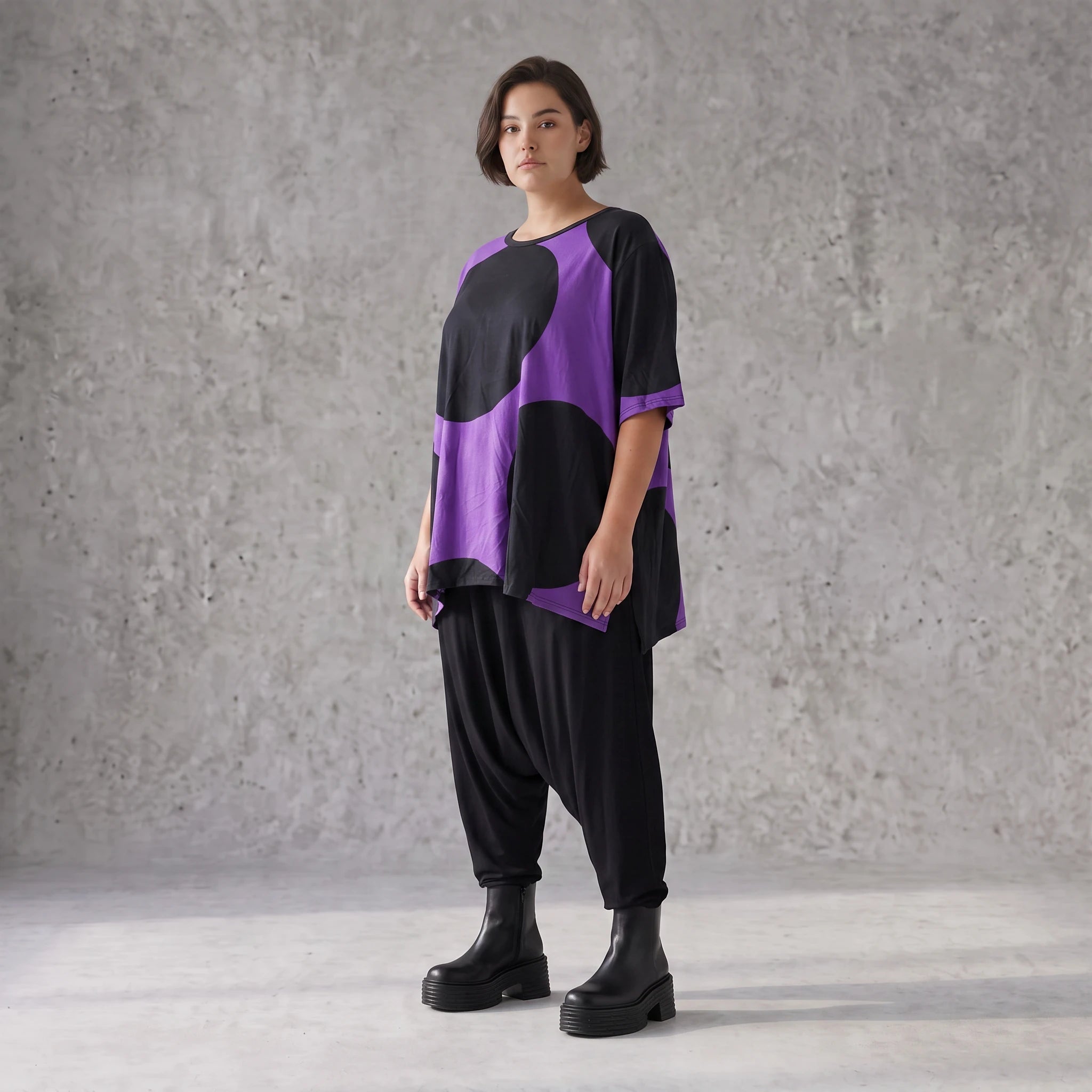 Damen Shirt Avantgarde Baumwolle Lila/Schwarz, A-Form, Kurzarm, Seitenschlitze, Oversize große Größen – Funky Diva