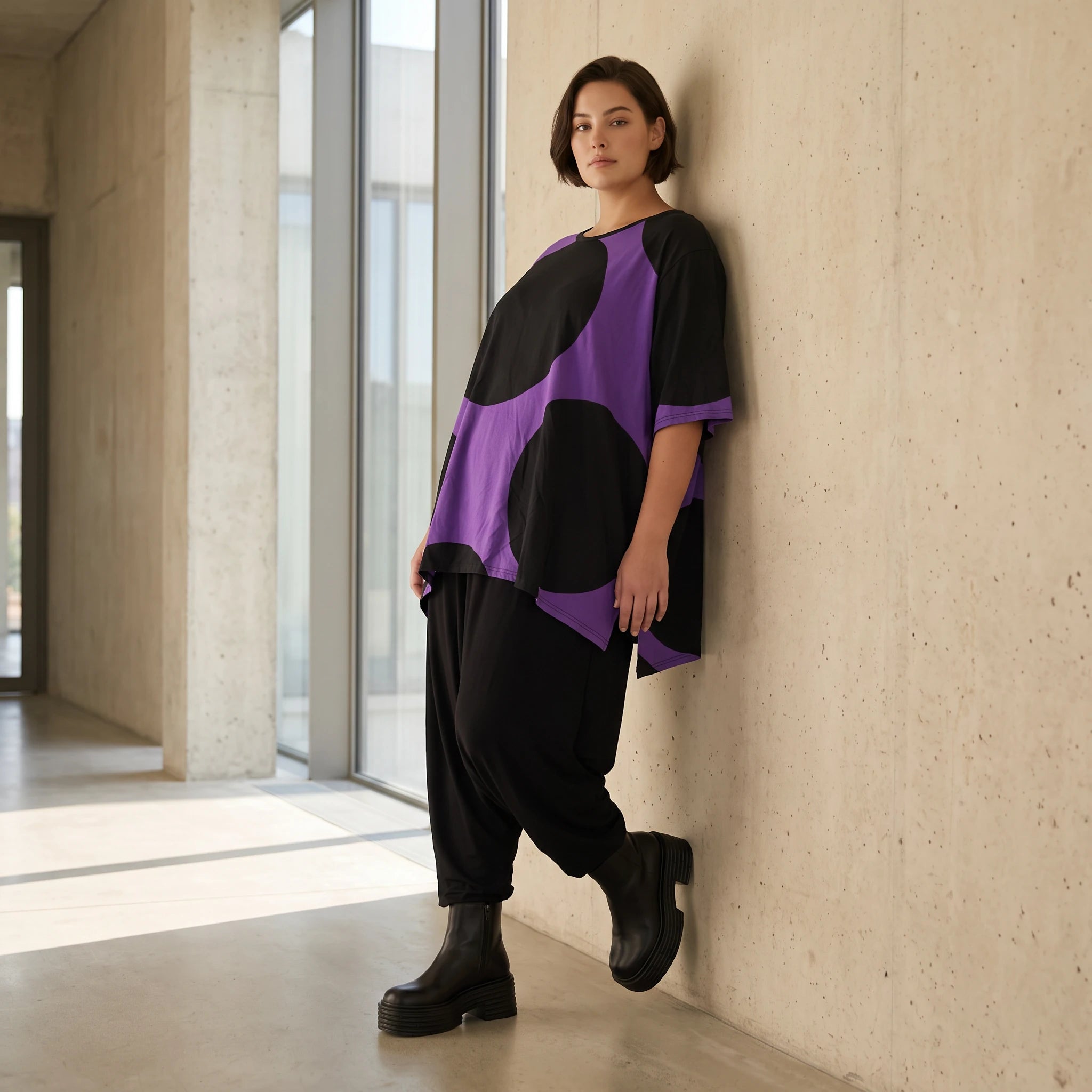 Damen Shirt Avantgarde Baumwolle Lila/Schwarz, A-Form, Kurzarm, Seitenschlitze, Oversize große Größen – Funky Diva