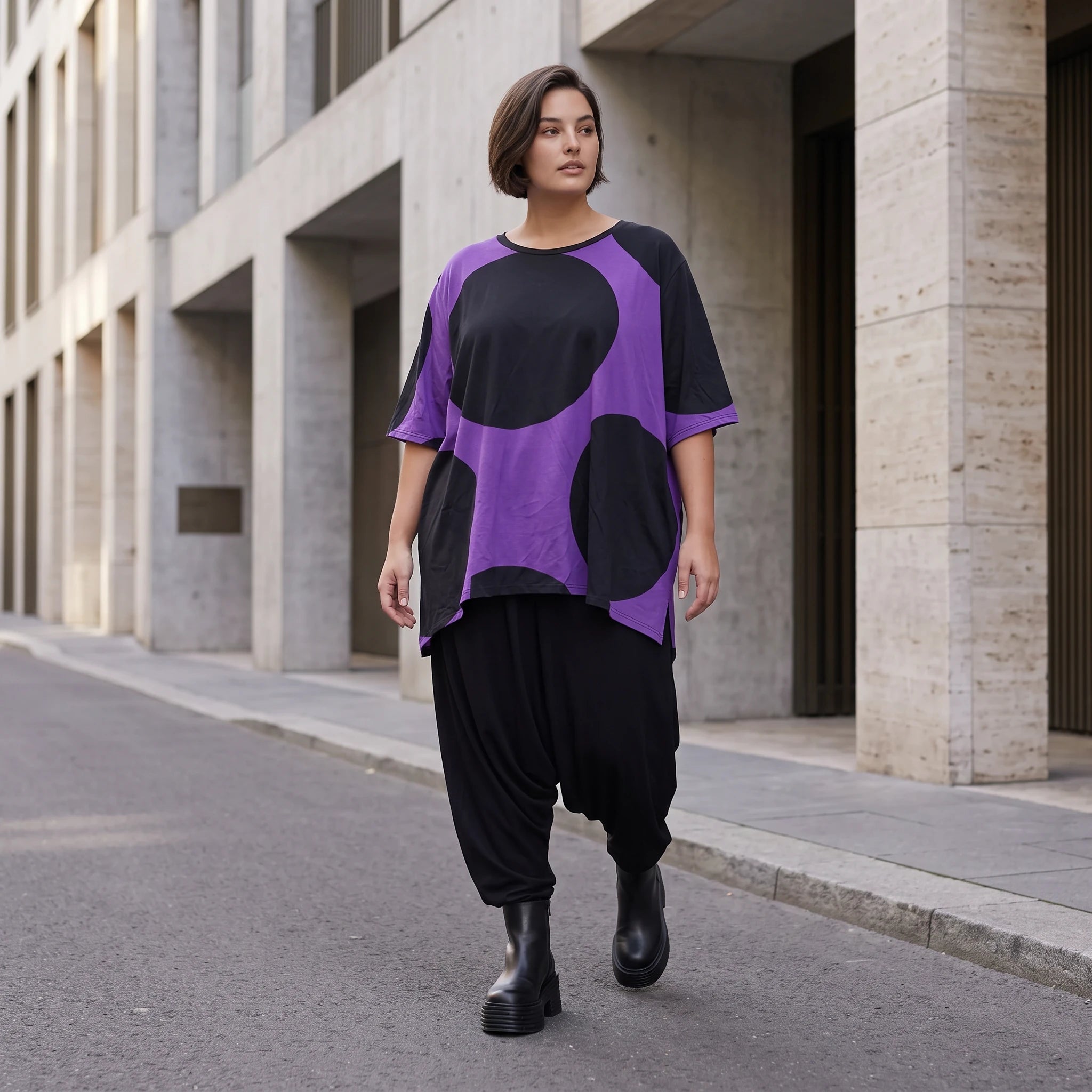 Damen Shirt Avantgarde Baumwolle Lila/Schwarz, A-Form, Kurzarm, Seitenschlitze, Oversize große Größen – Funky Diva