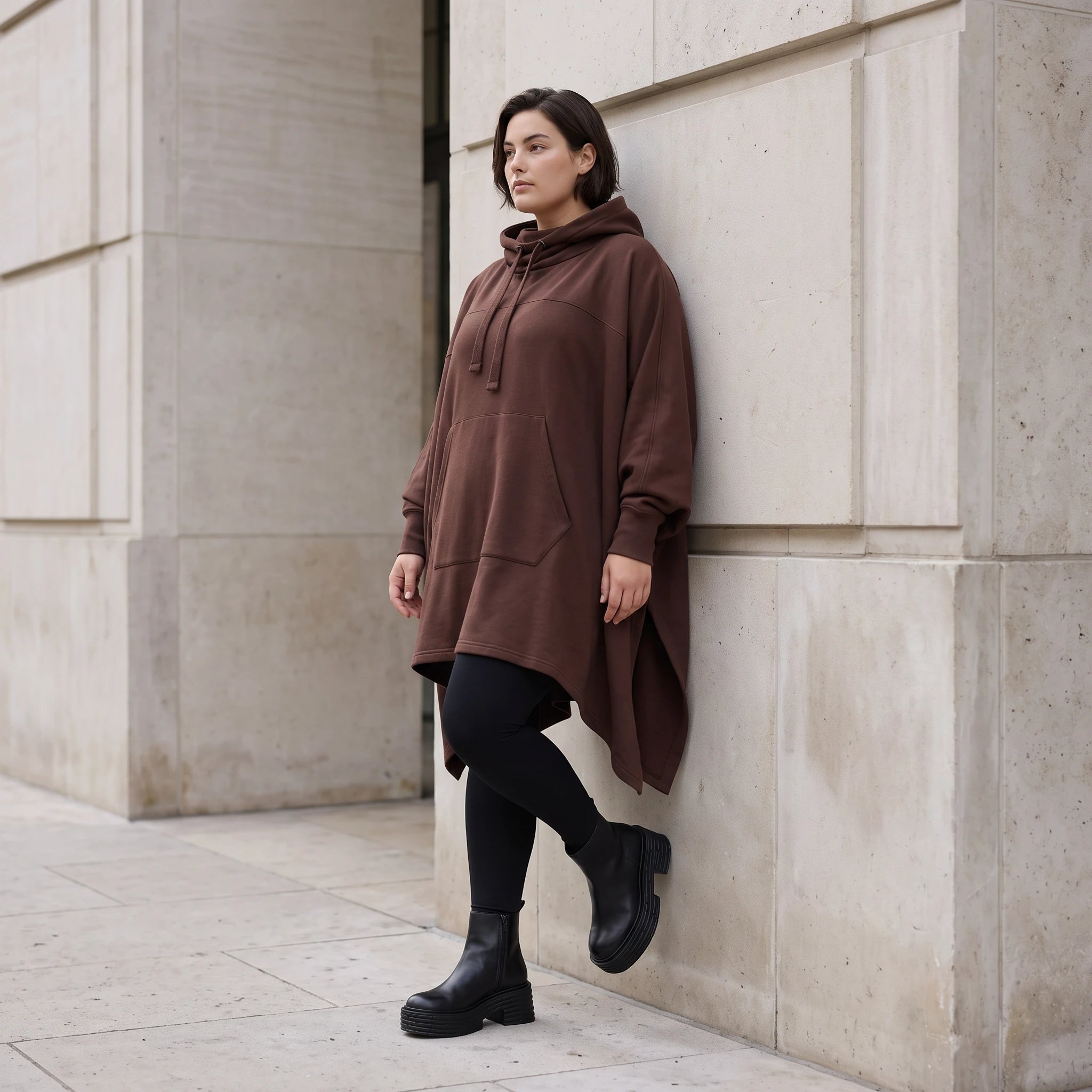 Damen Poncho Avantgarde Baumwolle Schokobraun, kastiger Schnitt, Kapuze, Oversize große Größen – Rafay