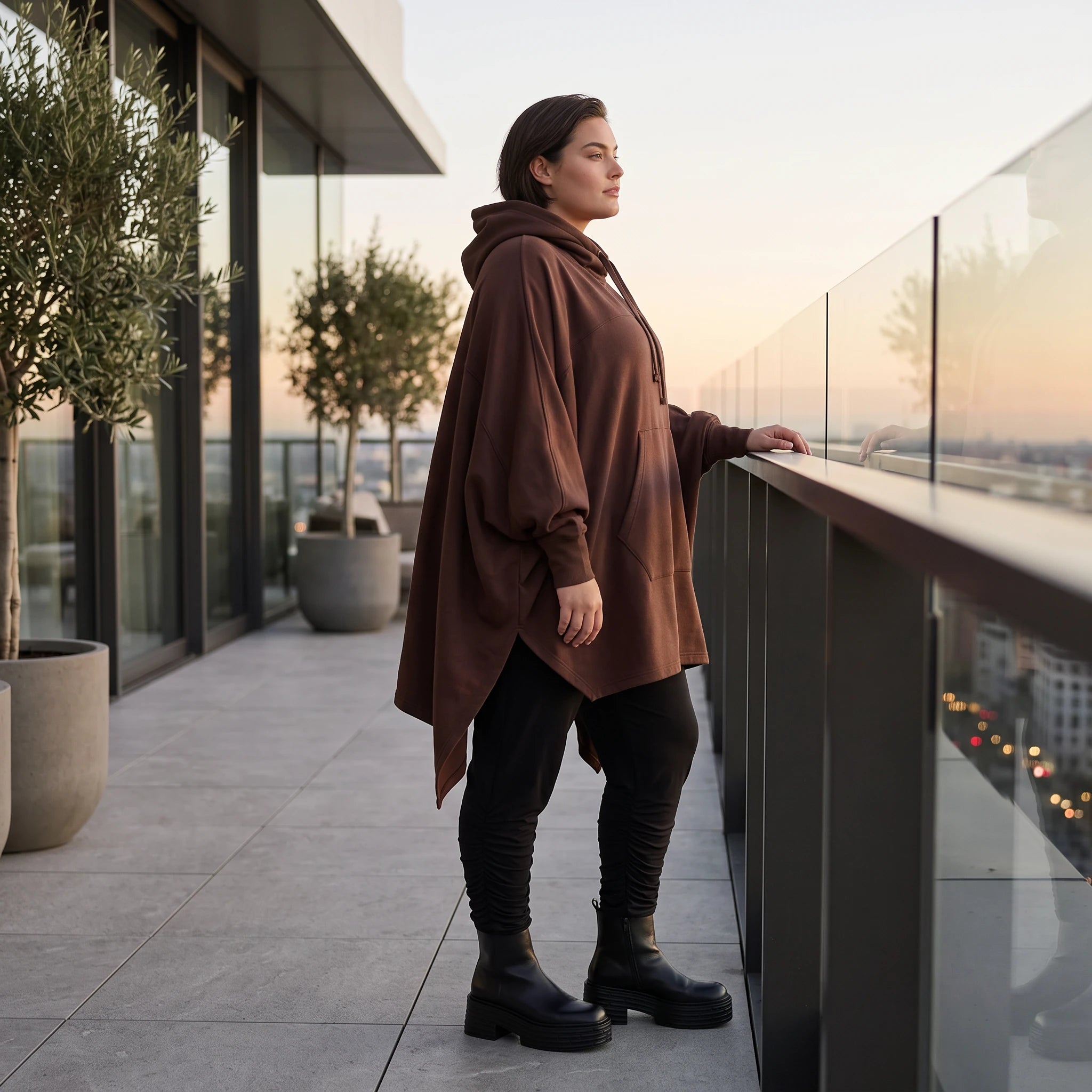 Damen Poncho Avantgarde Baumwolle Schokobraun, kastiger Schnitt, Kapuze, Oversize große Größen – Rafay