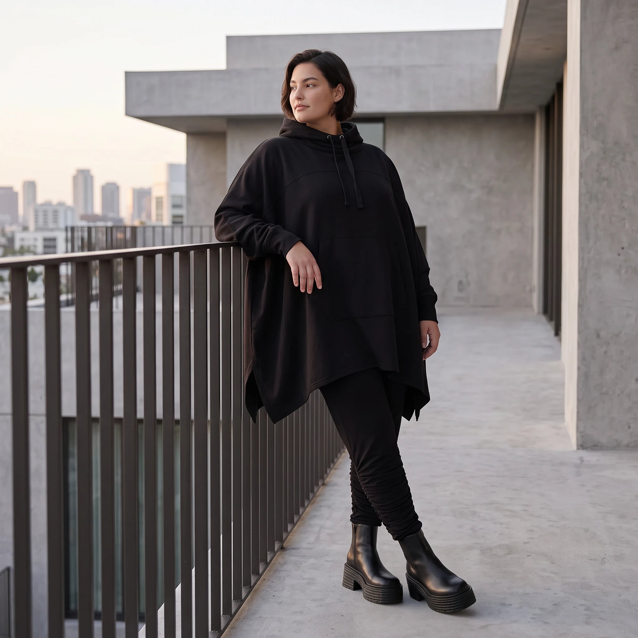Damen Poncho Avantgarde Baumwolle Schwarz, kastiger Schnitt, Kapuze, Oversize große Größen – Rafay
