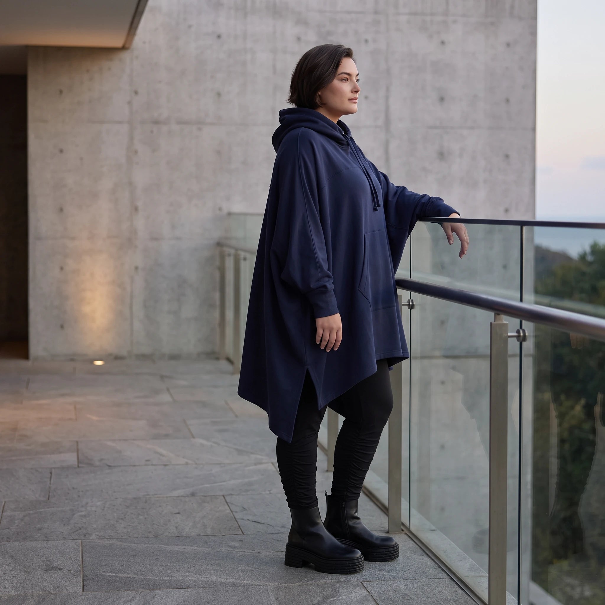 Damen Poncho Avantgarde Baumwolle Dunkelblau, kastiger Schnitt, Kapuze, Oversize große Größen – Rafay
