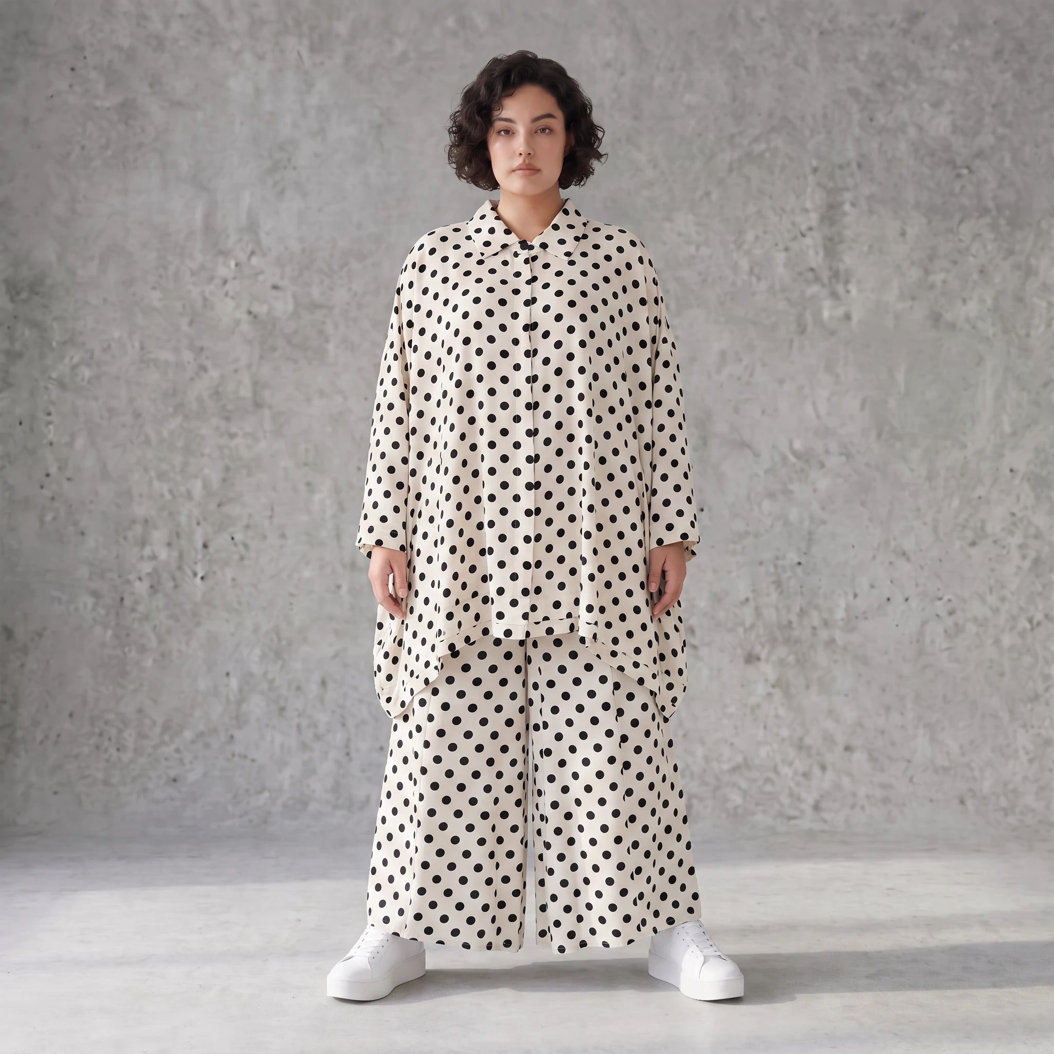 Damen Bluse Avantgarde Viskose Weiß/Schwarz, A-Form, Punkte, Knopfleiste, Oversize große Größen – AKH Premium