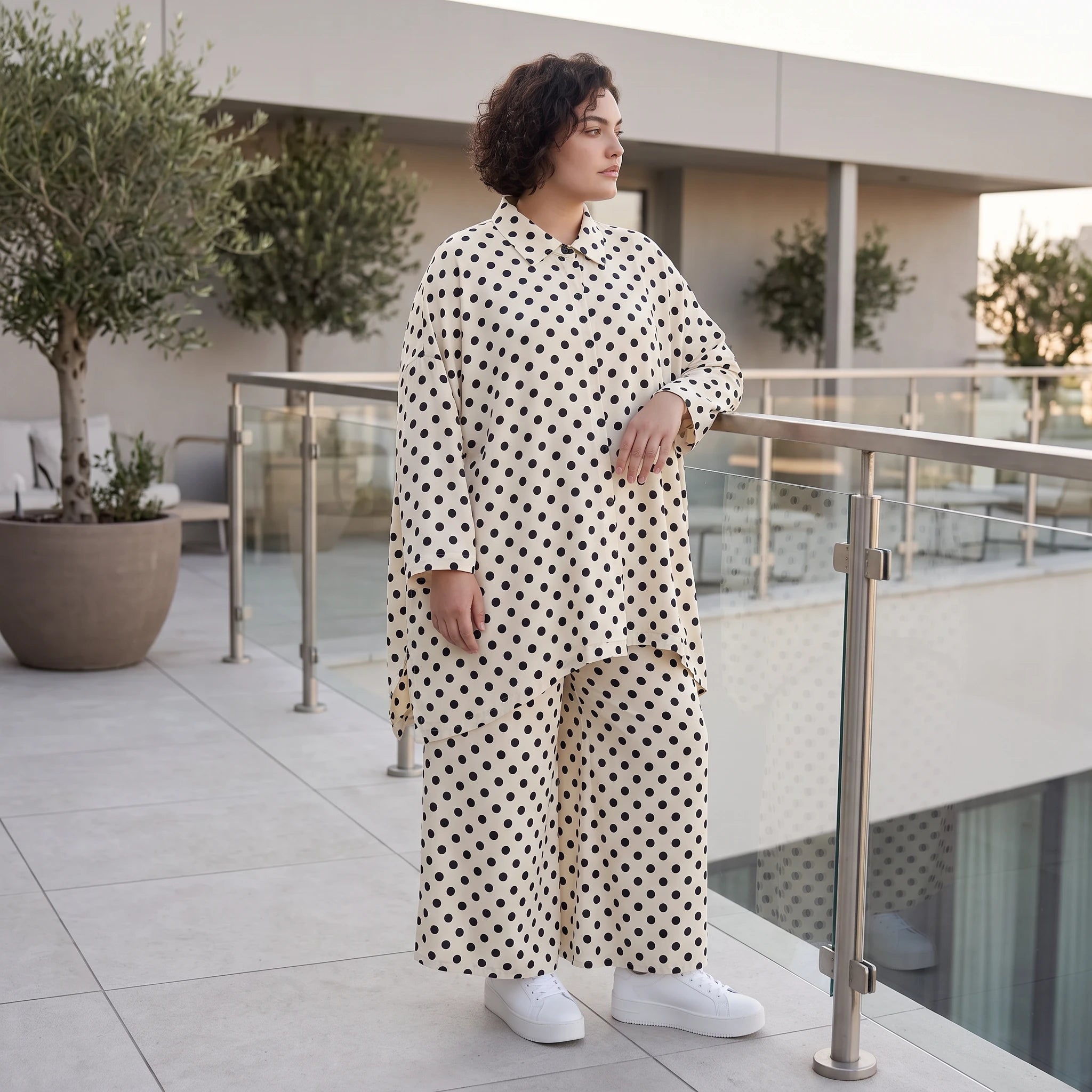 Damen Bluse Avantgarde Viskose Weiß/Schwarz, A-Form, Punkte, Knopfleiste, Oversize große Größen – AKH Premium