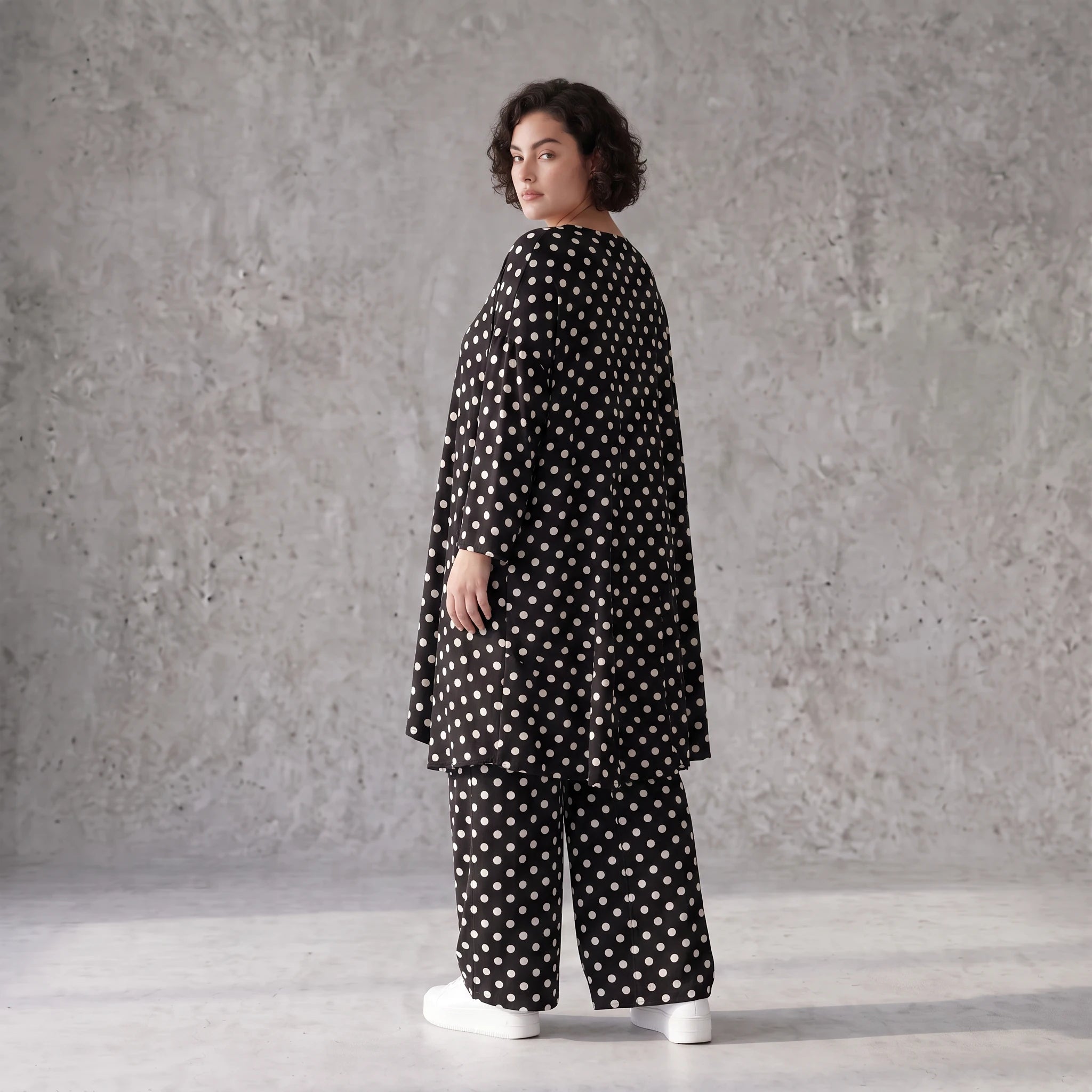 Damen Shirt Avantgarde Viskose Schwarz/Weiß, A-Form, Punkte, 3/4-Arm, Oversize große Größen – AKH Premium