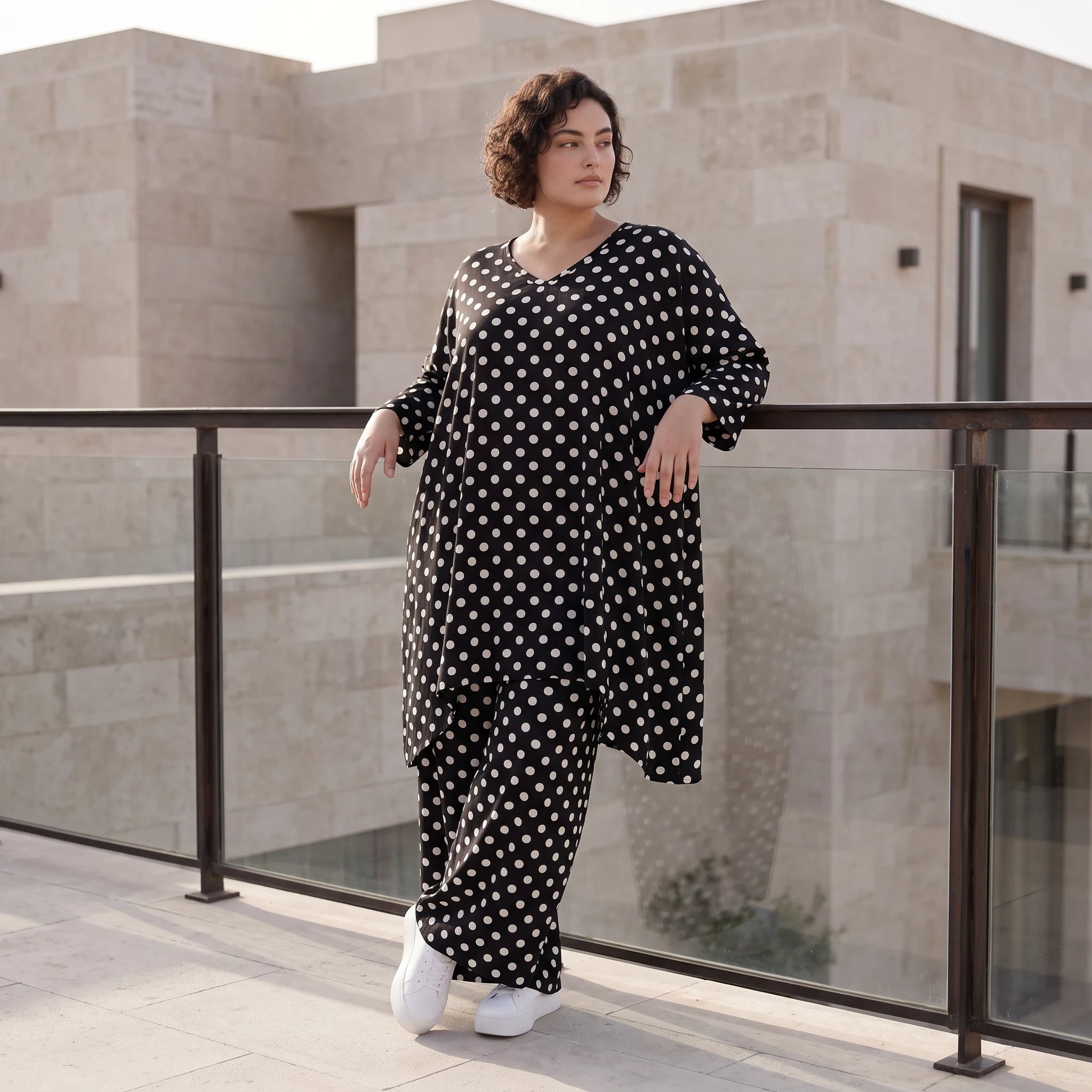 Damen Shirt Avantgarde Viskose Schwarz/Weiß, A-Form, Punkte, 3/4-Arm, Oversize große Größen – AKH Premium