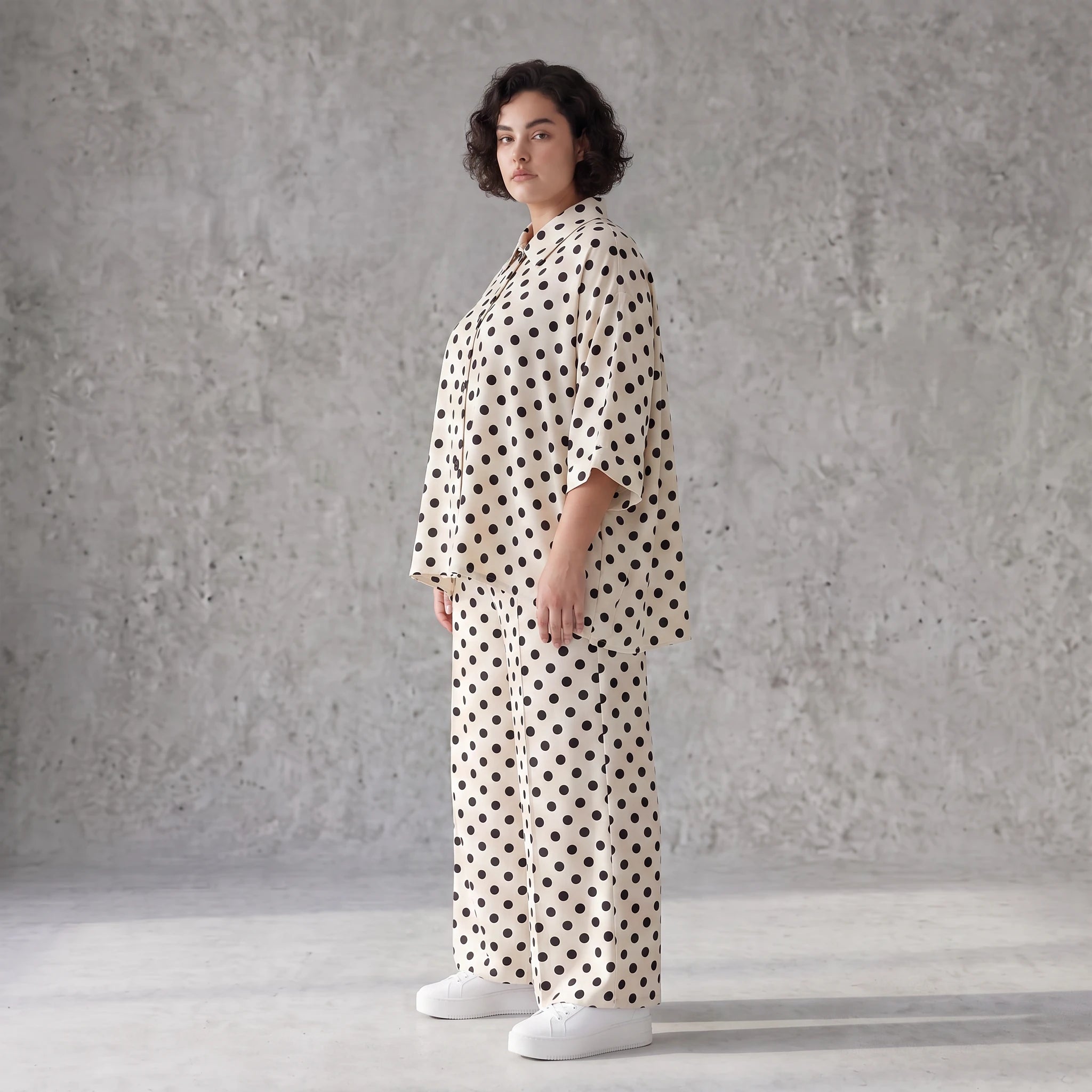 Damen Bluse Avantgarde Viskose Weiß/Schwarz, Punkte, Kurzarm, Knopfleiste, Oversize große Größen – AKH Premium