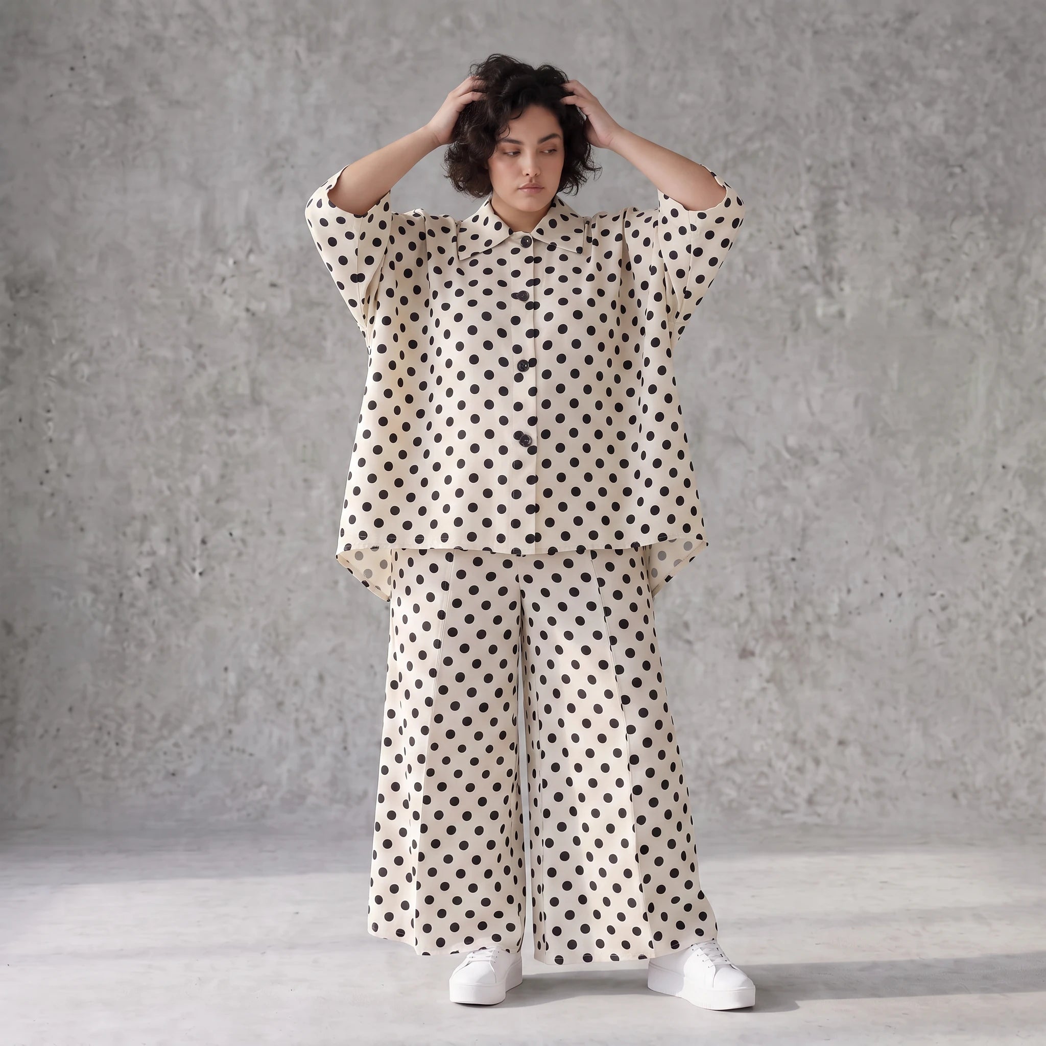 Damen Bluse Avantgarde Viskose Weiß/Schwarz, Punkte, Kurzarm, Knopfleiste, Oversize große Größen – AKH Premium