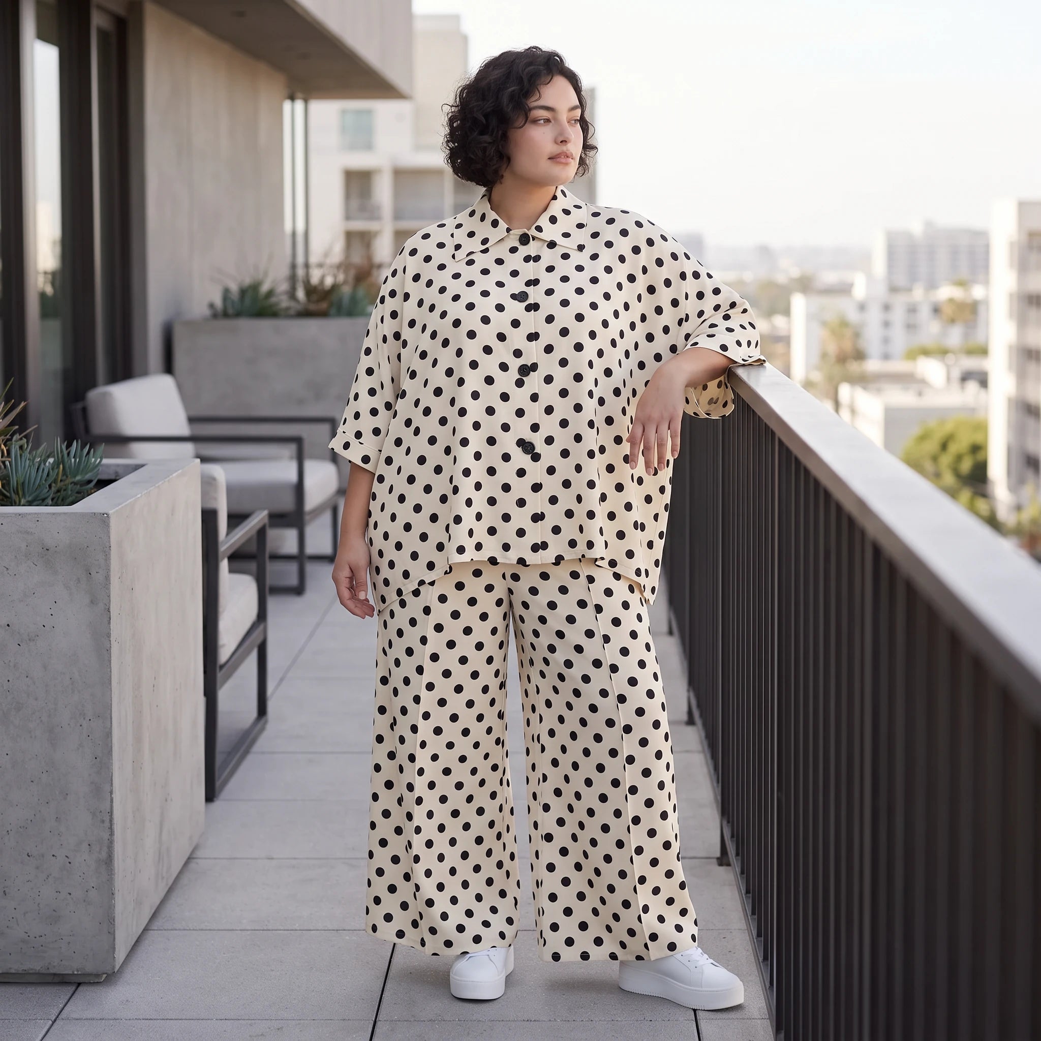 Damen Bluse Avantgarde Viskose Weiß/Schwarz, Punkte, Kurzarm, Knopfleiste, Oversize große Größen – AKH Premium