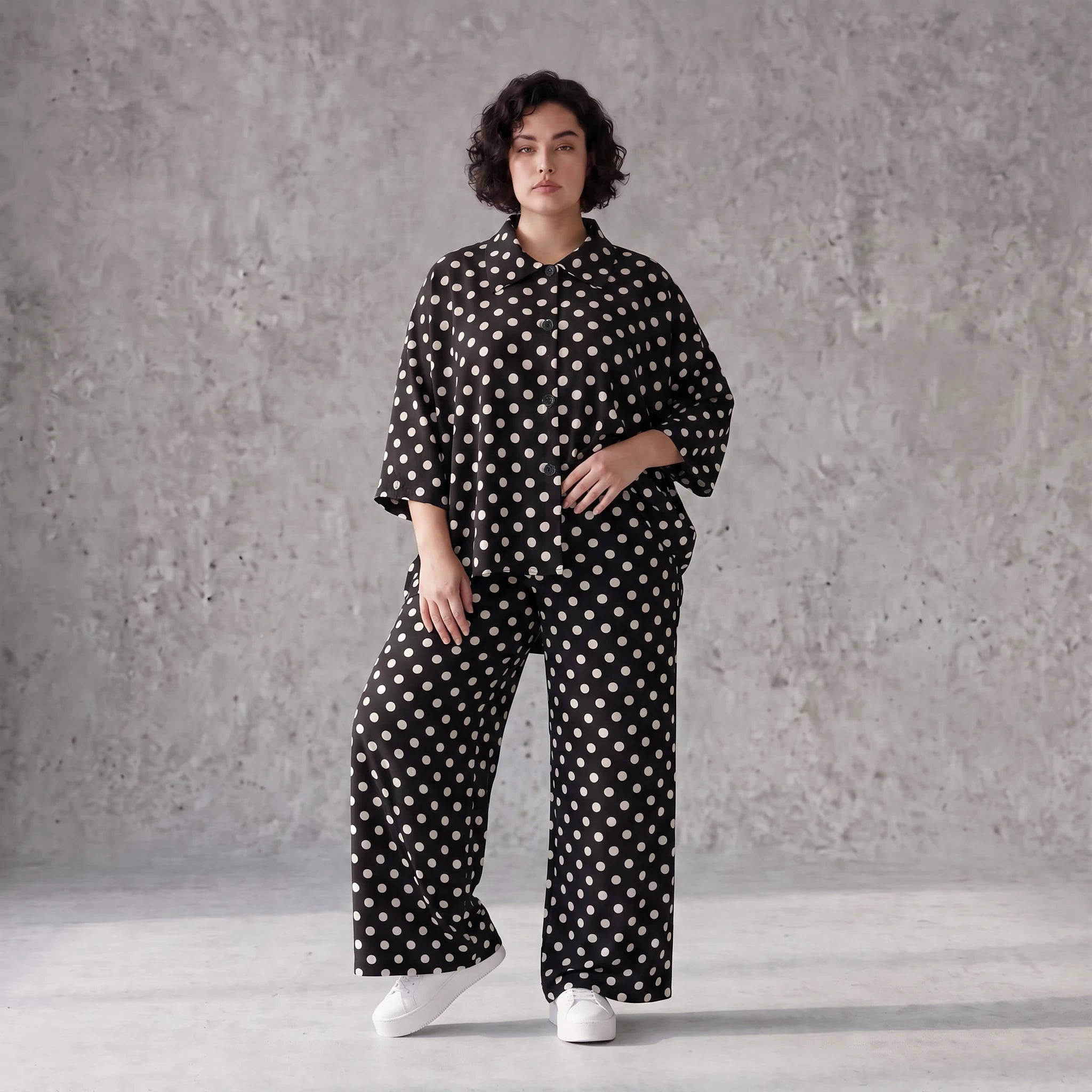 Damen Bluse Avantgarde Viskose Schwarz/Weiß, gerundeter Schnitt, Punkte, Kurzarm, Knopfleiste, Oversize große Größen – AKH Premium