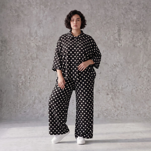 Damen Bluse Avantgarde Viskose Schwarz/Weiß, gerundeter Schnitt, Punkte, Kurzarm, Knopfleiste, Oversize große Größen – AKH Premium