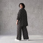 Damen Bluse Avantgarde Viskose Schwarz/Weiß, gerundeter Schnitt, Punkte, Kurzarm, Knopfleiste, Oversize große Größen – AKH Premium