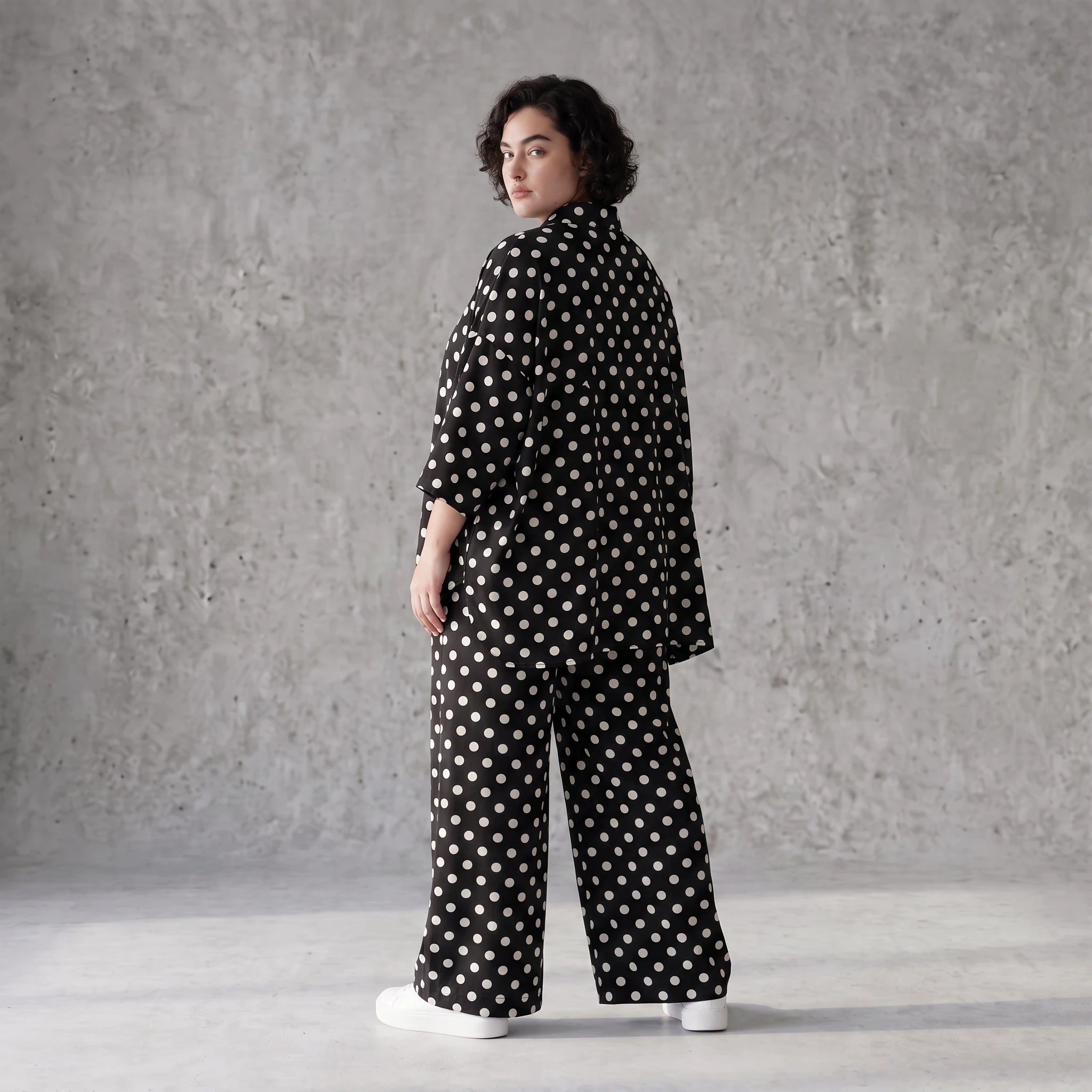 Damen Bluse Avantgarde Viskose Schwarz/Weiß, gerundeter Schnitt, Punkte, Kurzarm, Knopfleiste, Oversize große Größen – AKH Premium