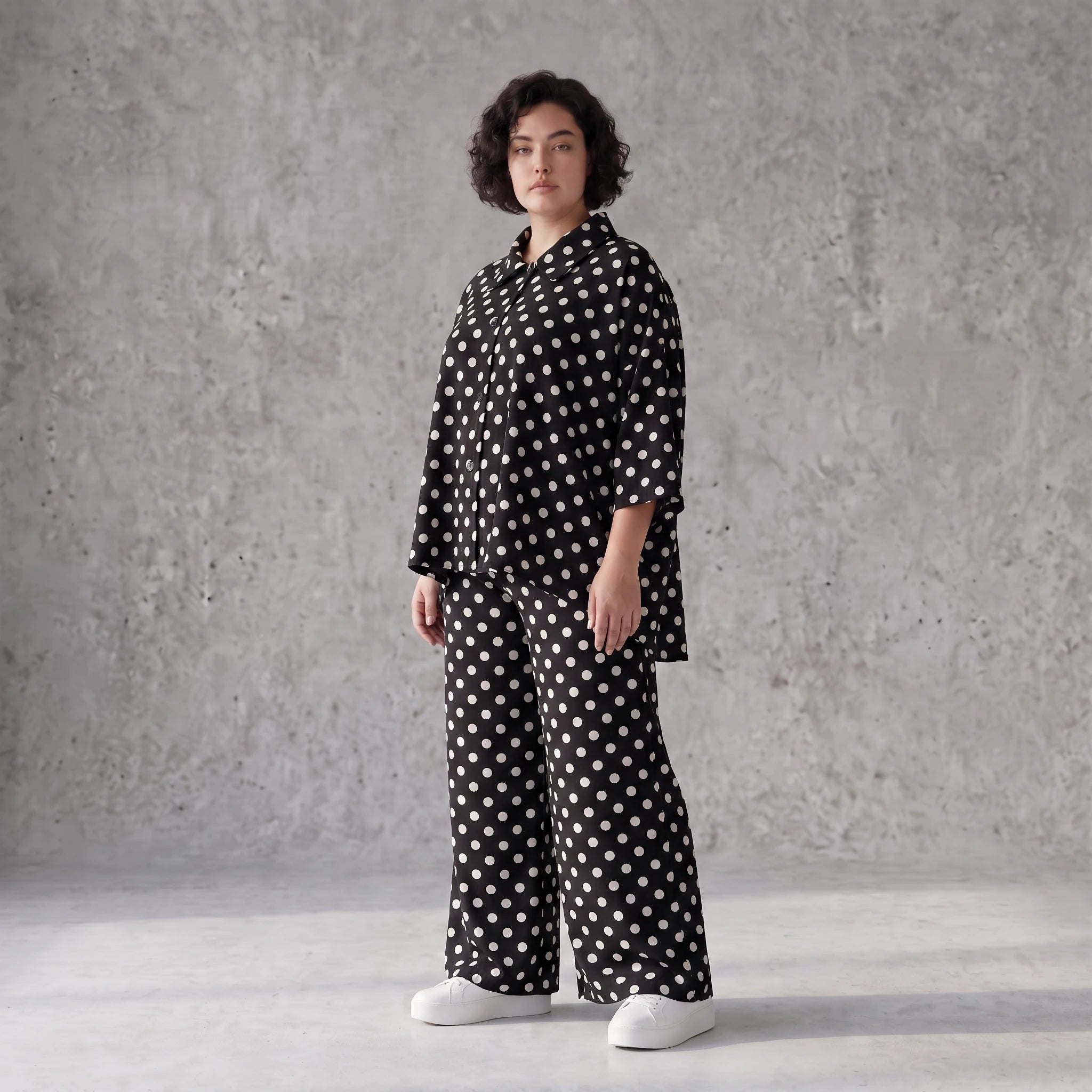 Damen Bluse Avantgarde Viskose Schwarz/Weiß, gerundeter Schnitt, Punkte, Kurzarm, Knopfleiste, Oversize große Größen – AKH Premium