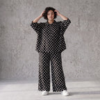 Damen Bluse Avantgarde Viskose Schwarz/Weiß, gerundeter Schnitt, Punkte, Kurzarm, Knopfleiste, Oversize große Größen – AKH Premium