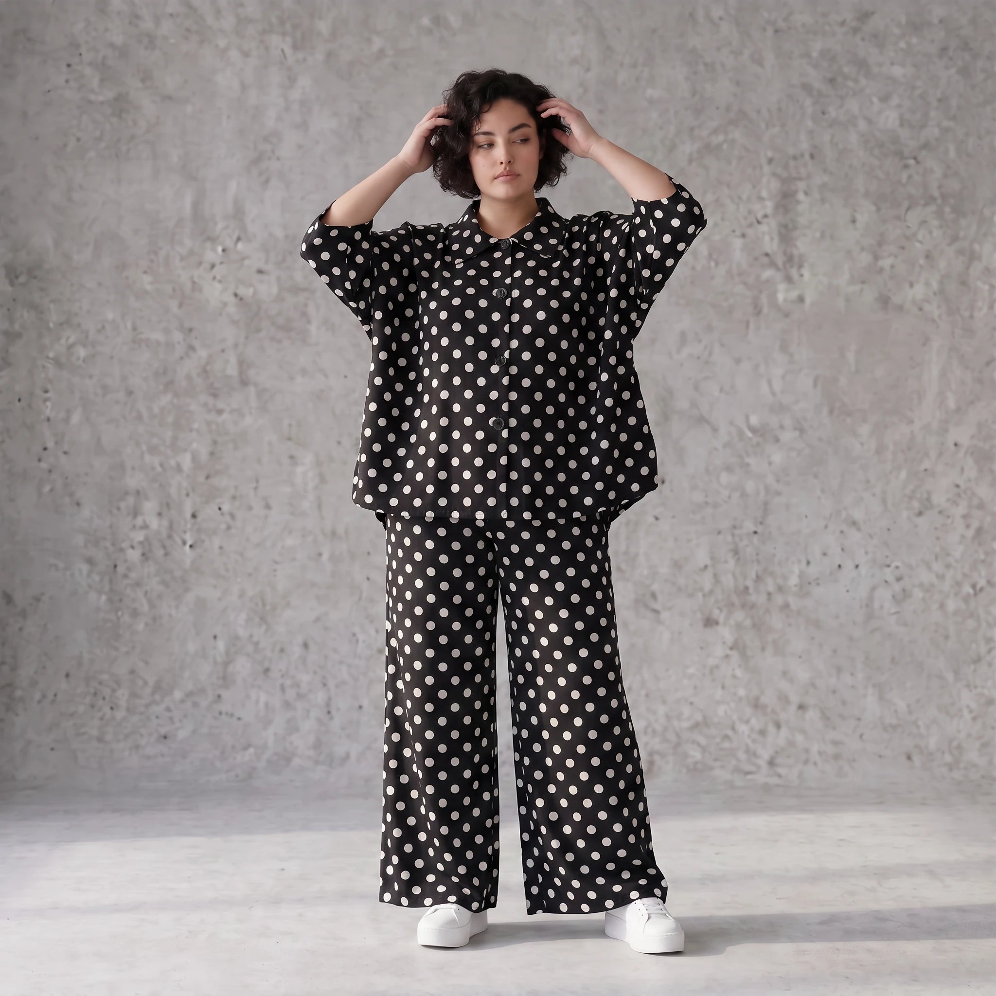 Damen Bluse Avantgarde Viskose Schwarz/Weiß, gerundeter Schnitt, Punkte, Kurzarm, Knopfleiste, Oversize große Größen – AKH Premium