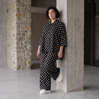 Damen Bluse Avantgarde Viskose Schwarz/Weiß, gerundeter Schnitt, Punkte, Kurzarm, Knopfleiste, Oversize große Größen – AKH Premium