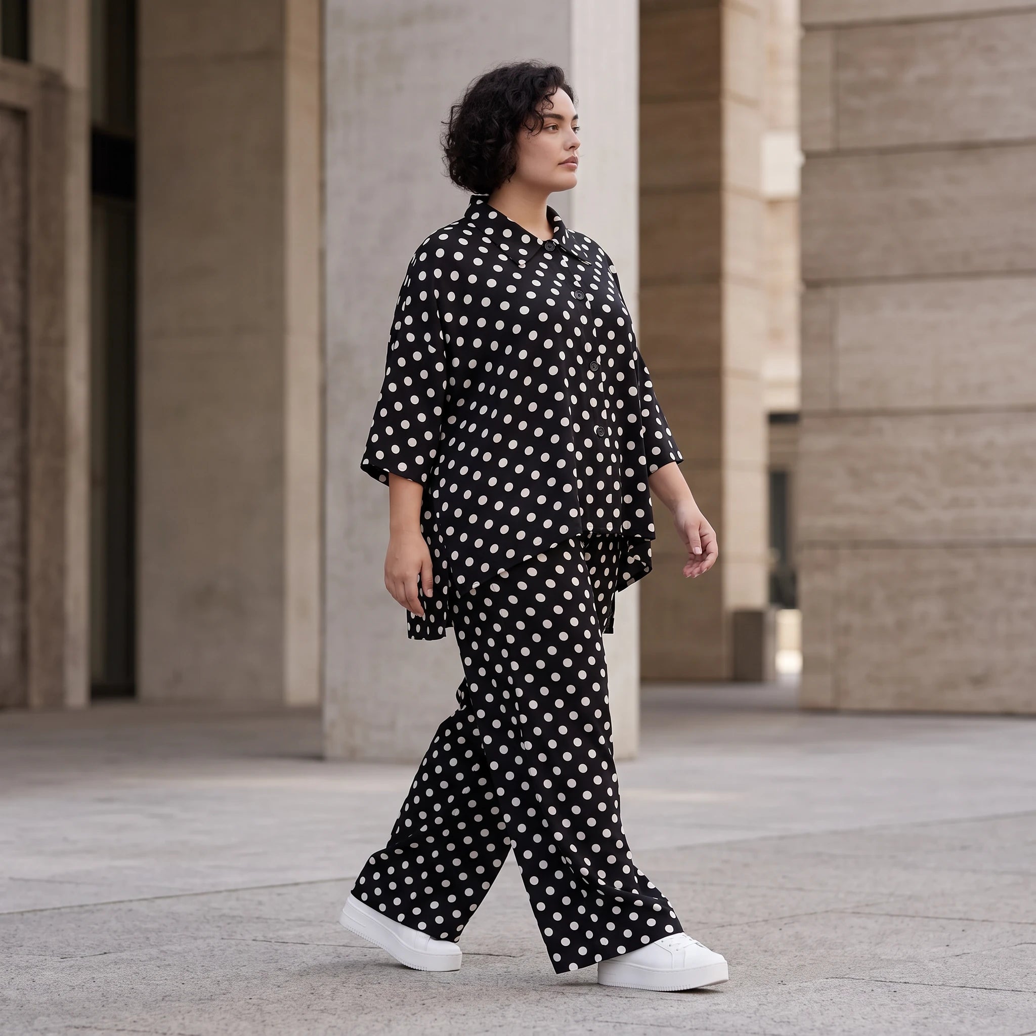 Damen Bluse Avantgarde Viskose Schwarz/Weiß, gerundeter Schnitt, Punkte, Kurzarm, Knopfleiste, Oversize große Größen – AKH Premium