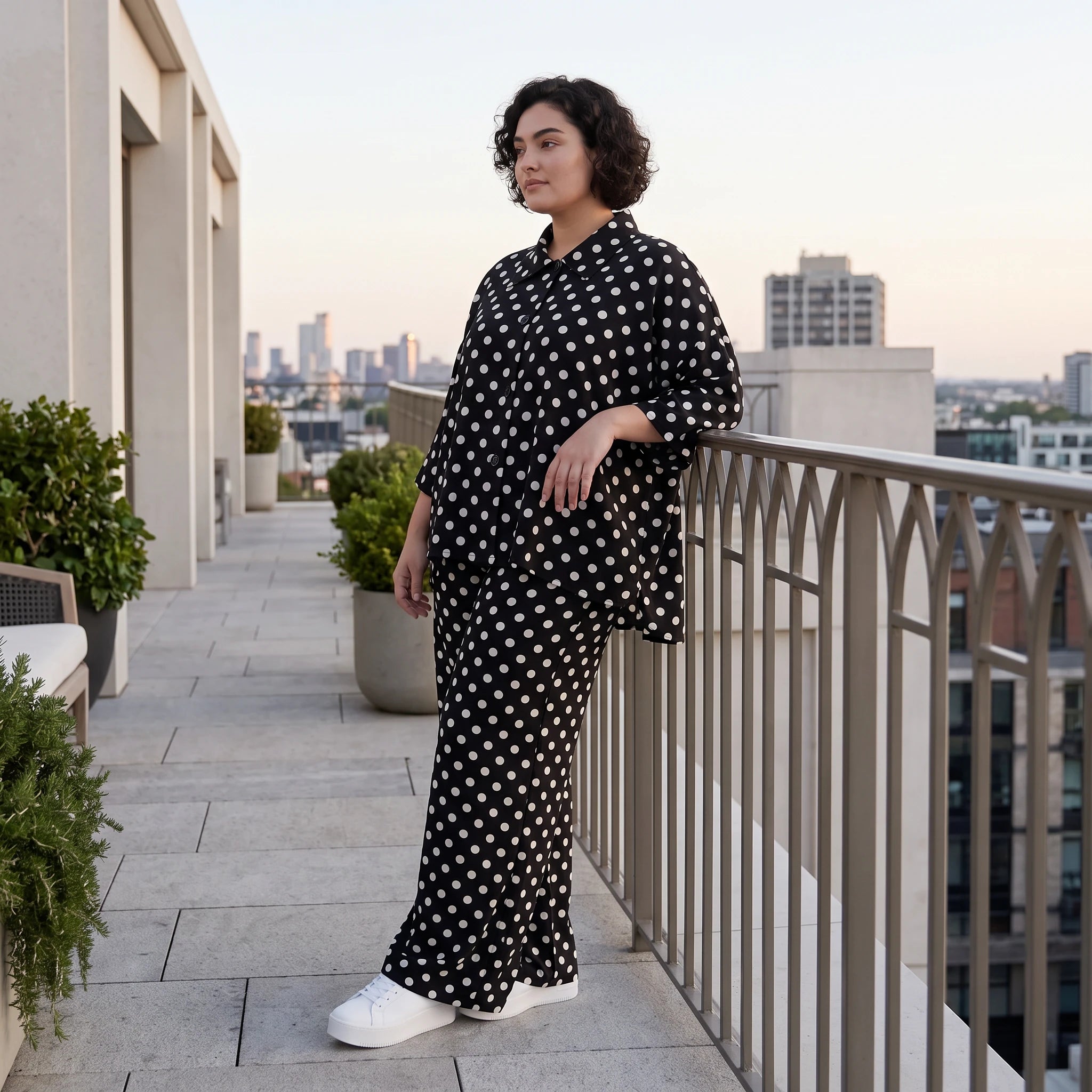 Damen Bluse Avantgarde Viskose Schwarz/Weiß, gerundeter Schnitt, Punkte, Kurzarm, Knopfleiste, Oversize große Größen – AKH Premium
