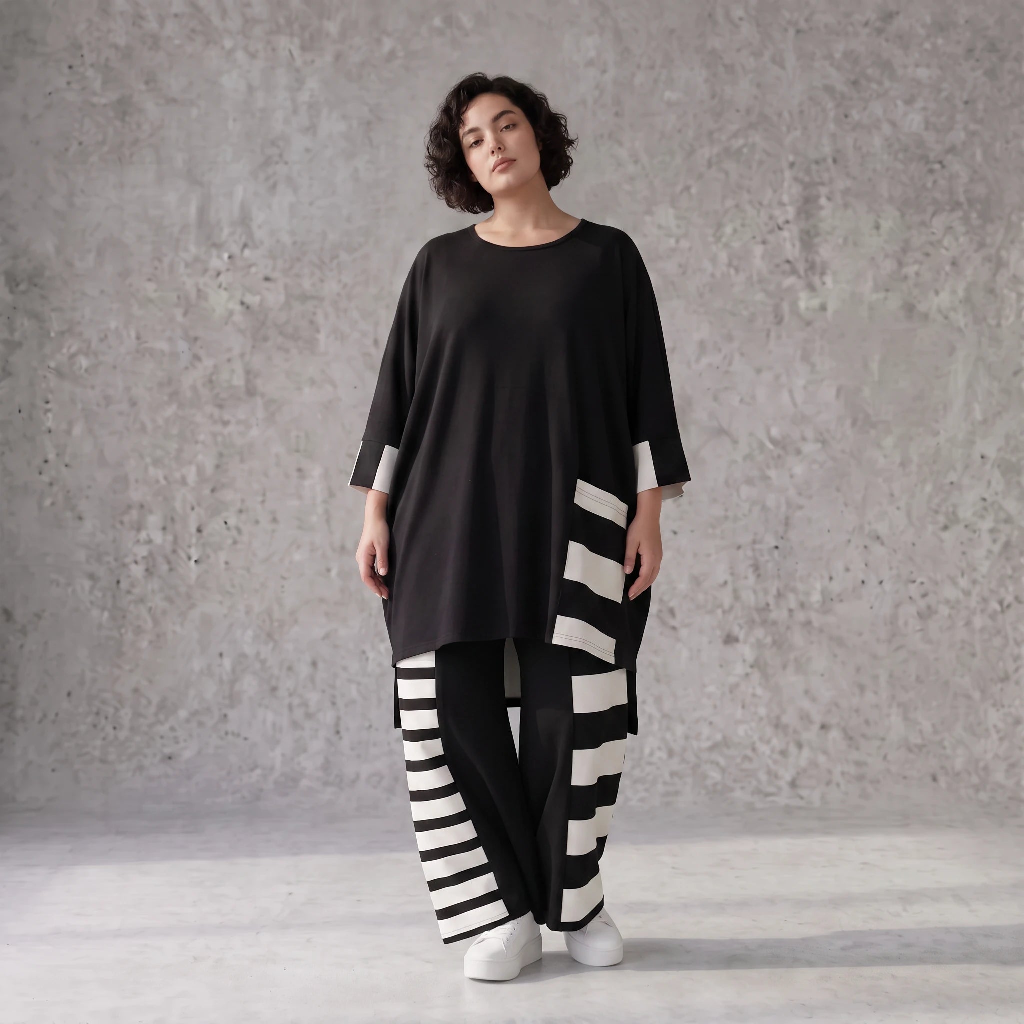 Damen Shirt Avantgarde Rayon Schwarz/Weiß, Vokuhila-Schnitt, Kurzarm, Flügeltaschen, Oversize große Größen – AKH Premium