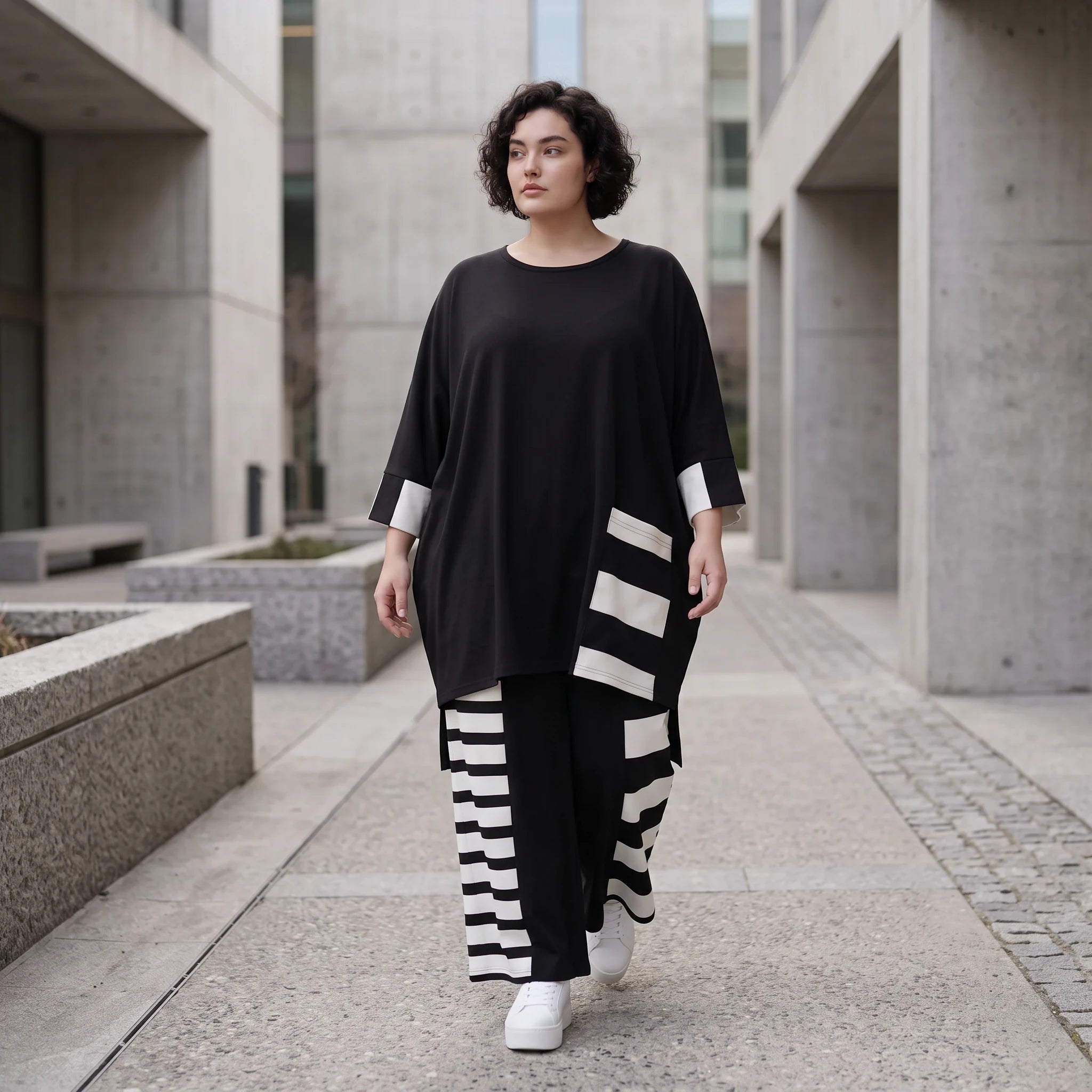 Damen Shirt Avantgarde Rayon Schwarz/Weiß, Vokuhila-Schnitt, Kurzarm, Flügeltaschen, Oversize große Größen – AKH Premium