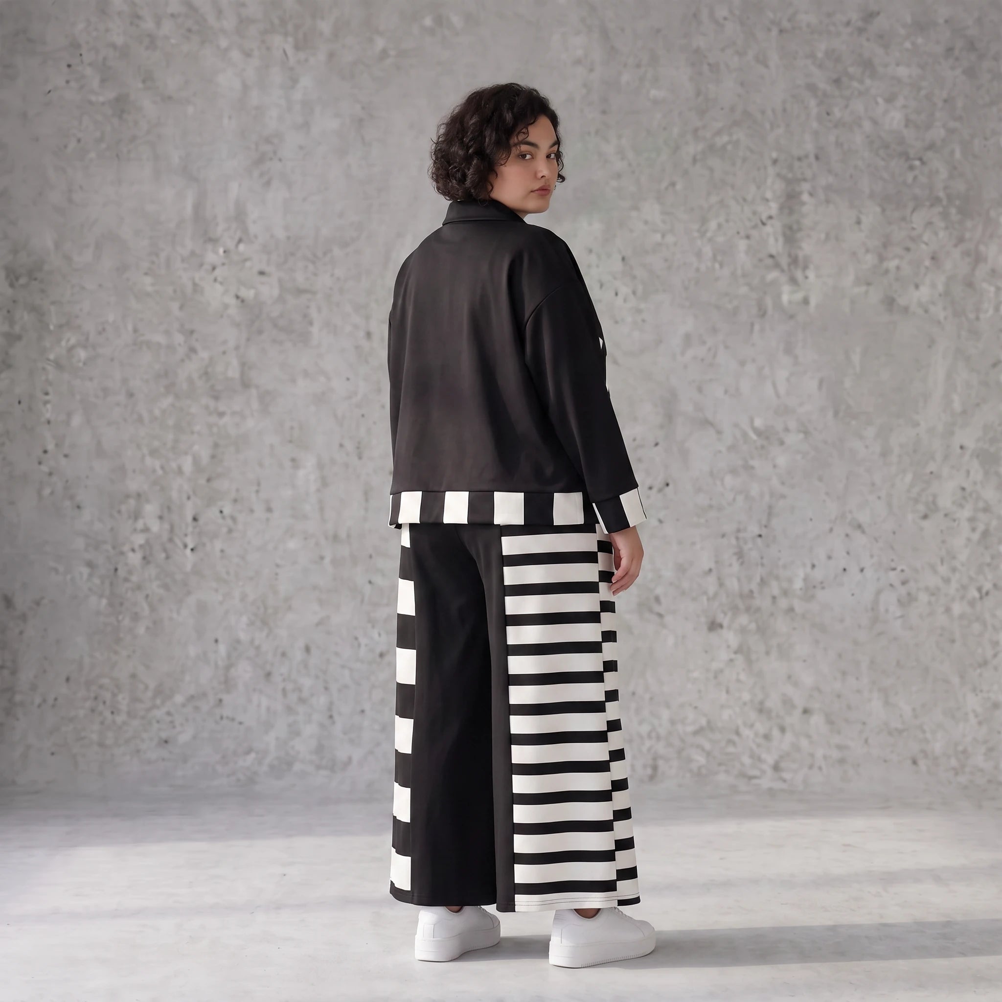 Damen Jacke Avantgarde Rayon Schwarz/Weiß, kastiger Schnitt, Oversize große Größen – AKH Premium