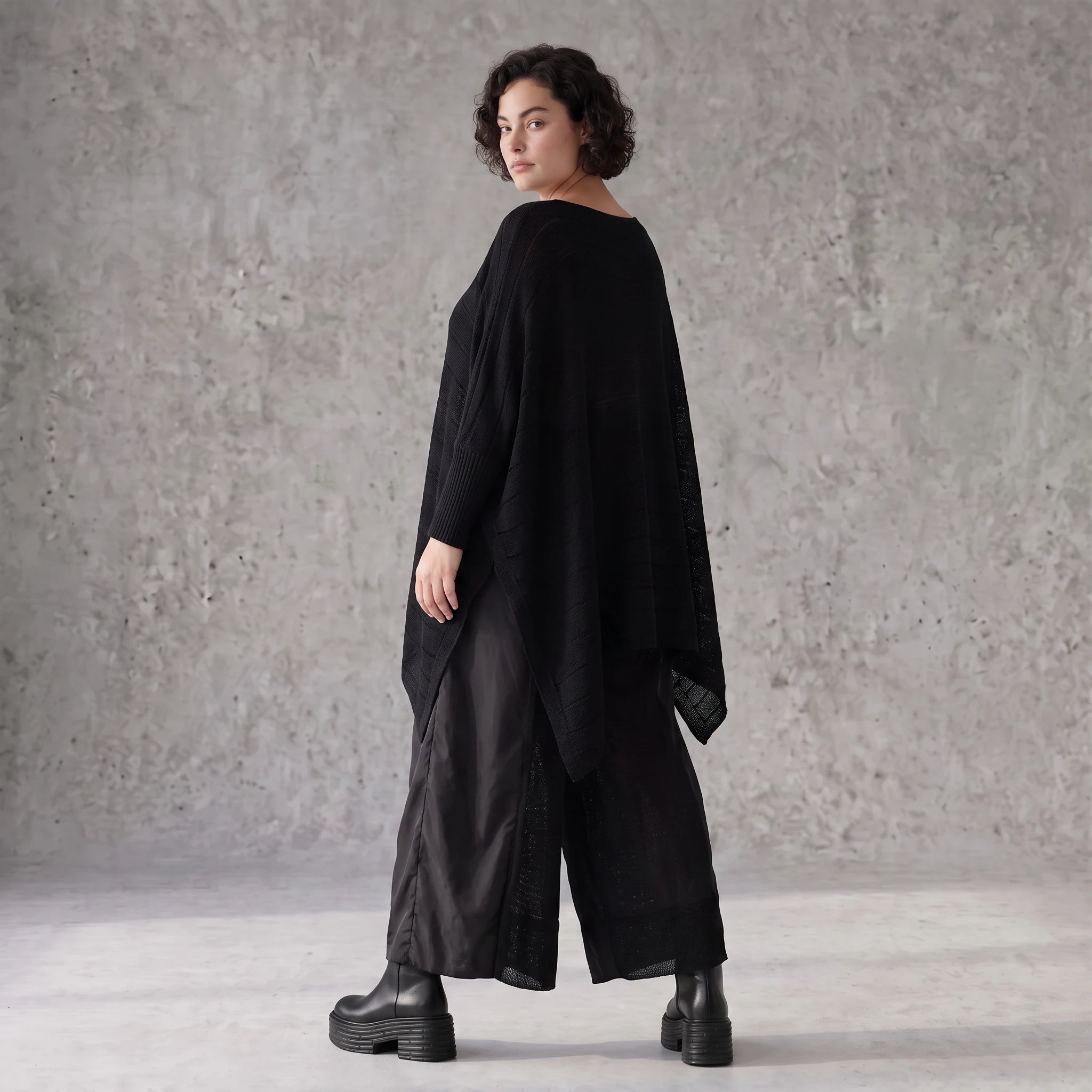 Damen Shirt Avantgarde Baumwolle Schwarz, asymmetrisch, U-Ausschnitt, Oversize große Größen – AKH Premium