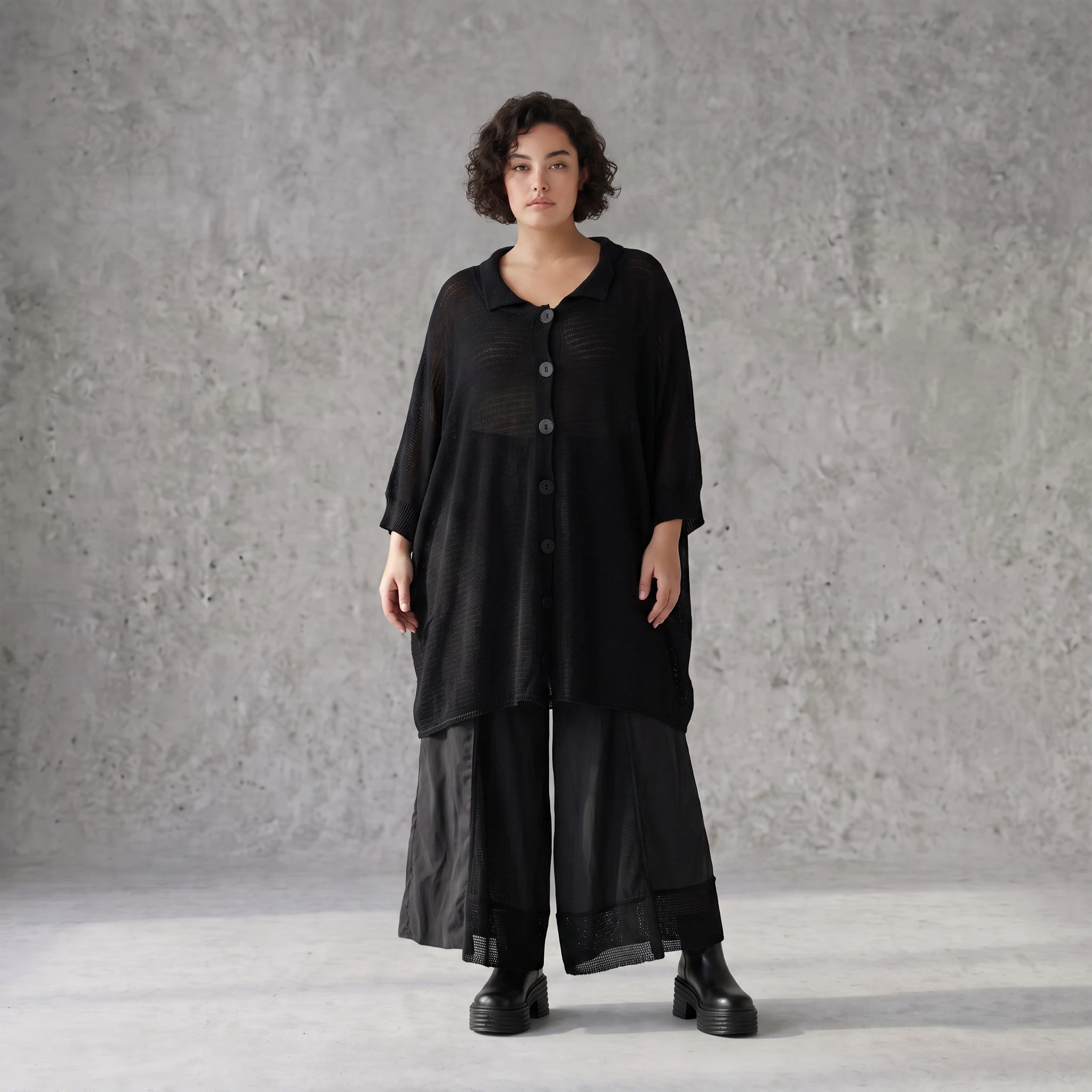 Damen Shirt Avantgarde Baumwolle Schwarz, gerader Schnitt, Kurzarm, Knopfleiste, Oversize große Größen – AKH Premium