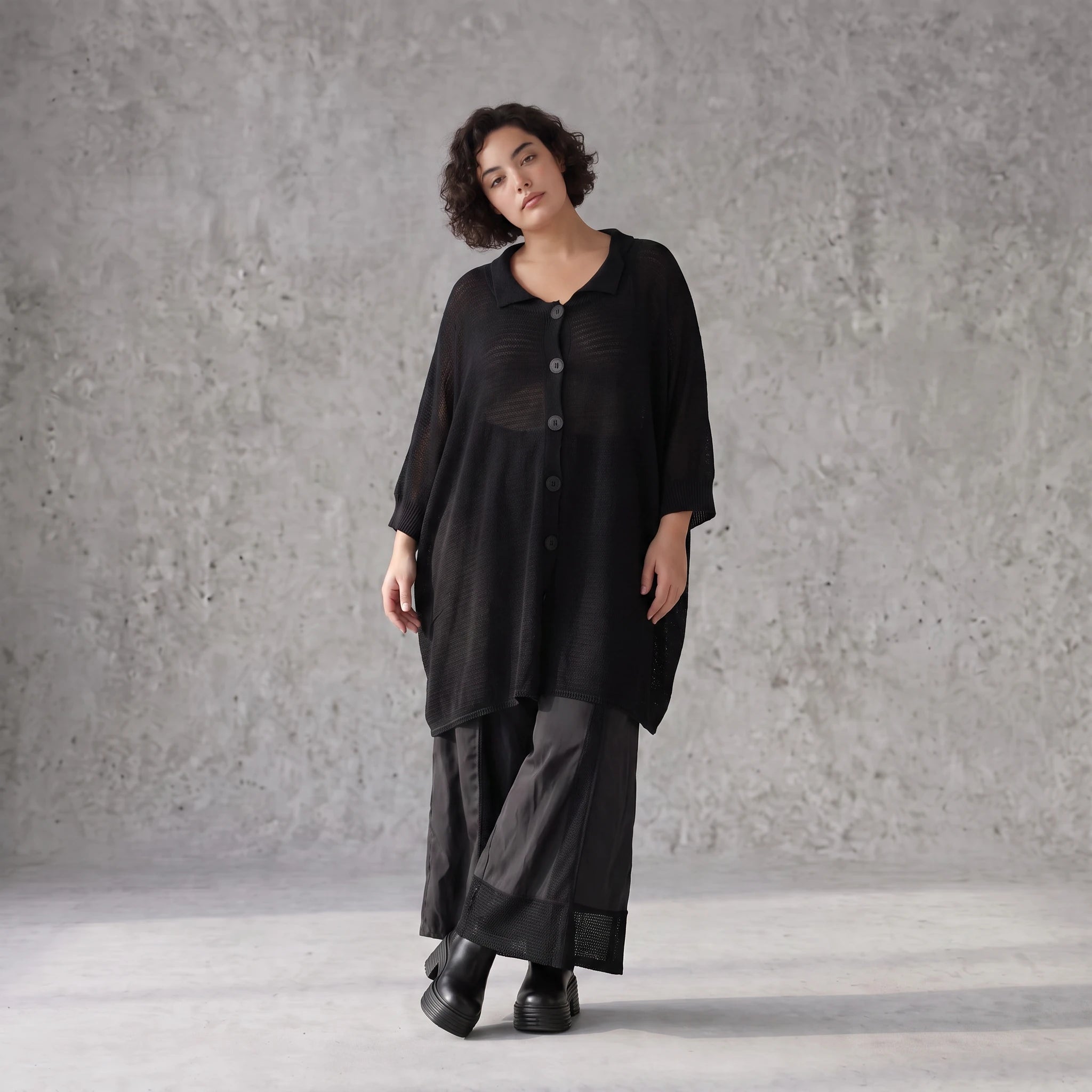 Damen Shirt Avantgarde Baumwolle Schwarz, gerader Schnitt, Kurzarm, Knopfleiste, Oversize große Größen – AKH Premium