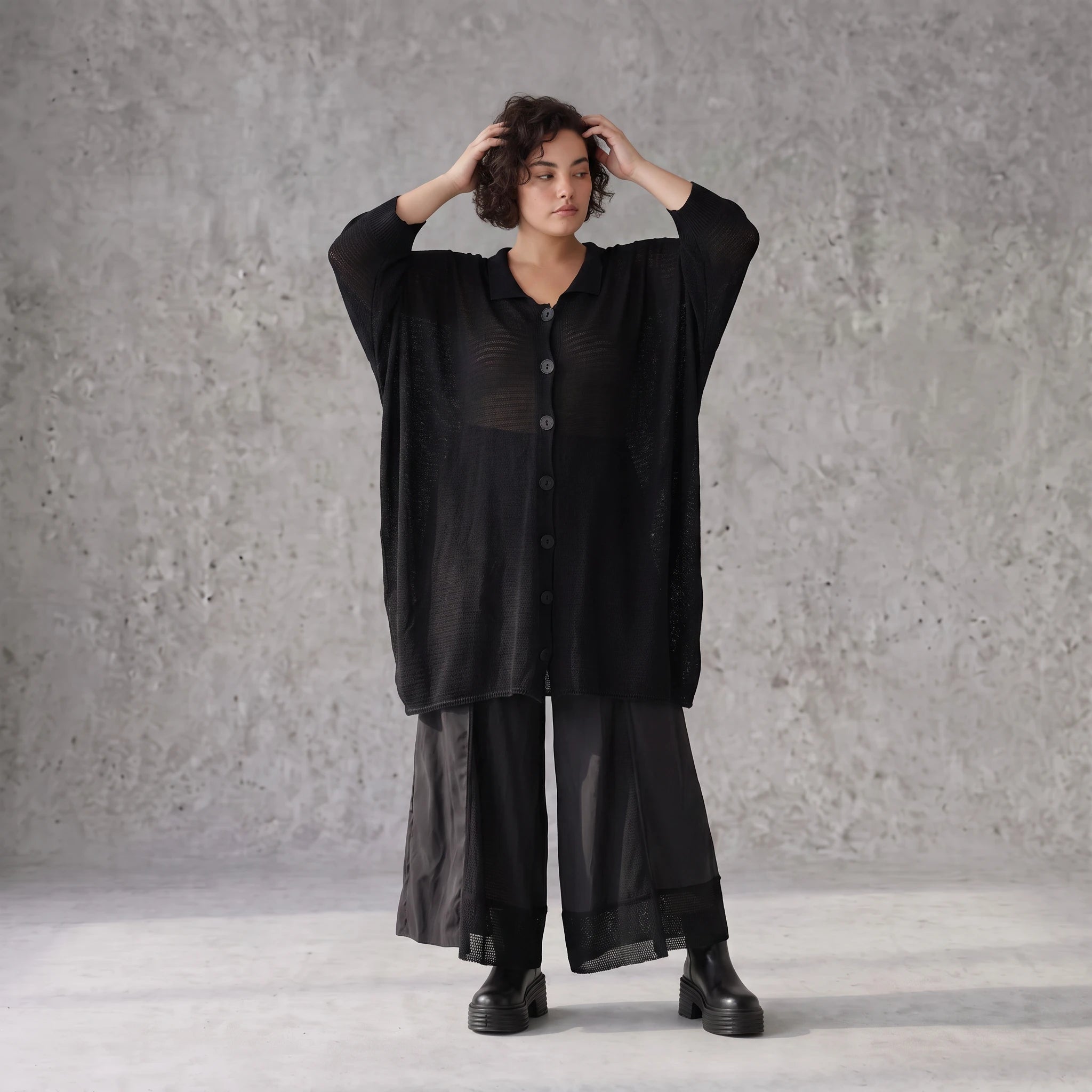 Damen Shirt Avantgarde Baumwolle Schwarz, gerader Schnitt, Kurzarm, Knopfleiste, Oversize große Größen – AKH Premium