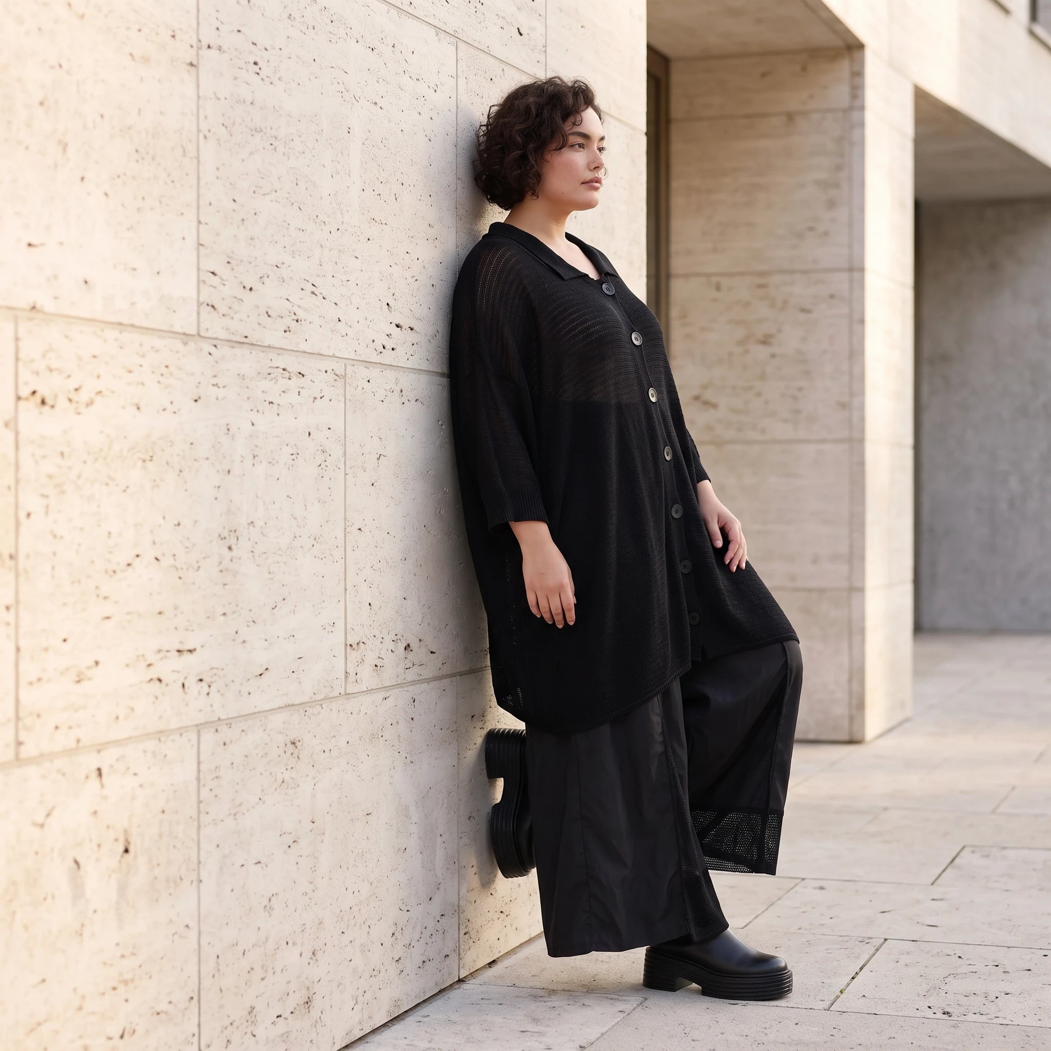 Damen Shirt Avantgarde Baumwolle Schwarz, gerader Schnitt, Kurzarm, Knopfleiste, Oversize große Größen – AKH Premium