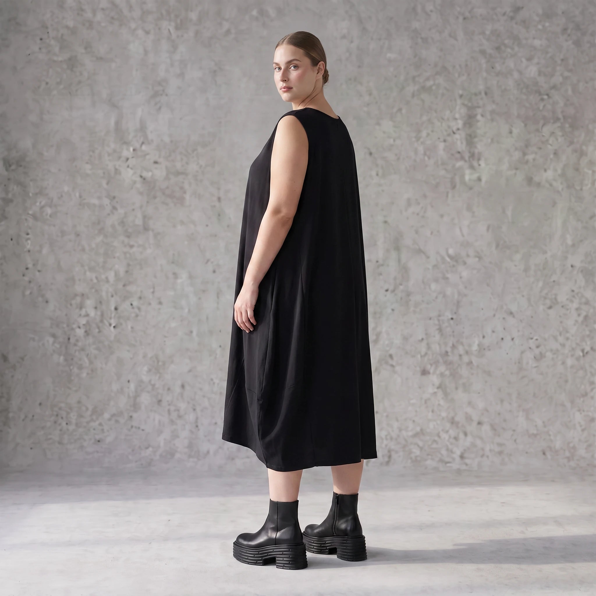 Damen Kleid Avantgarde Lyocell Schwarz, Ballonschnitt, ärmellos, Flügeltaschen, Oversize große Größen – AKH Premium