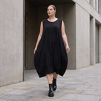 Damen Kleid Avantgarde Lyocell Schwarz, Ballonschnitt, ärmellos, Flügeltaschen, Oversize große Größen – AKH Premium