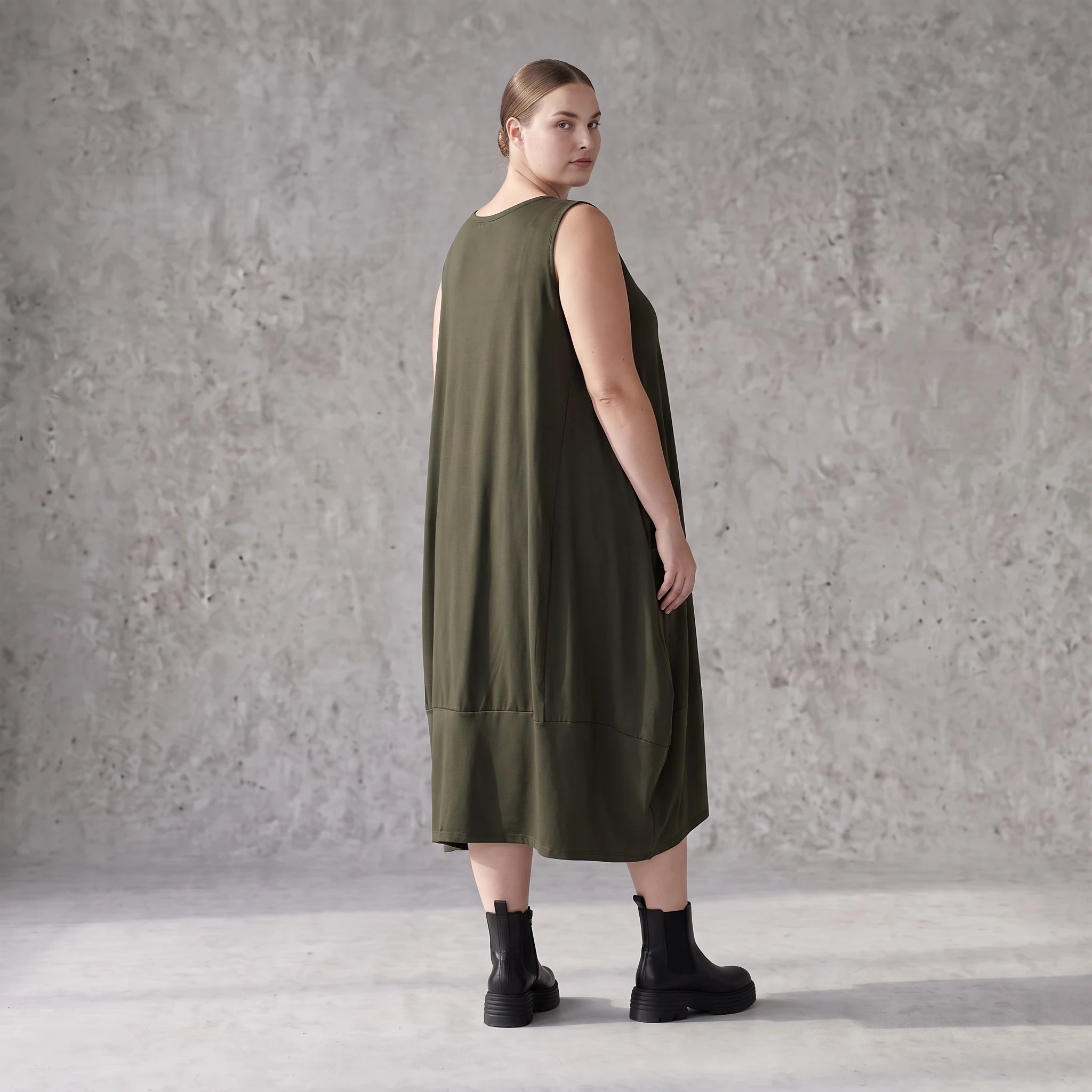 Damen Kleid Avantgarde Lyocell Khaki, Ballonschnitt, Flügeltaschen, Oversize große Größen – AKH Premium