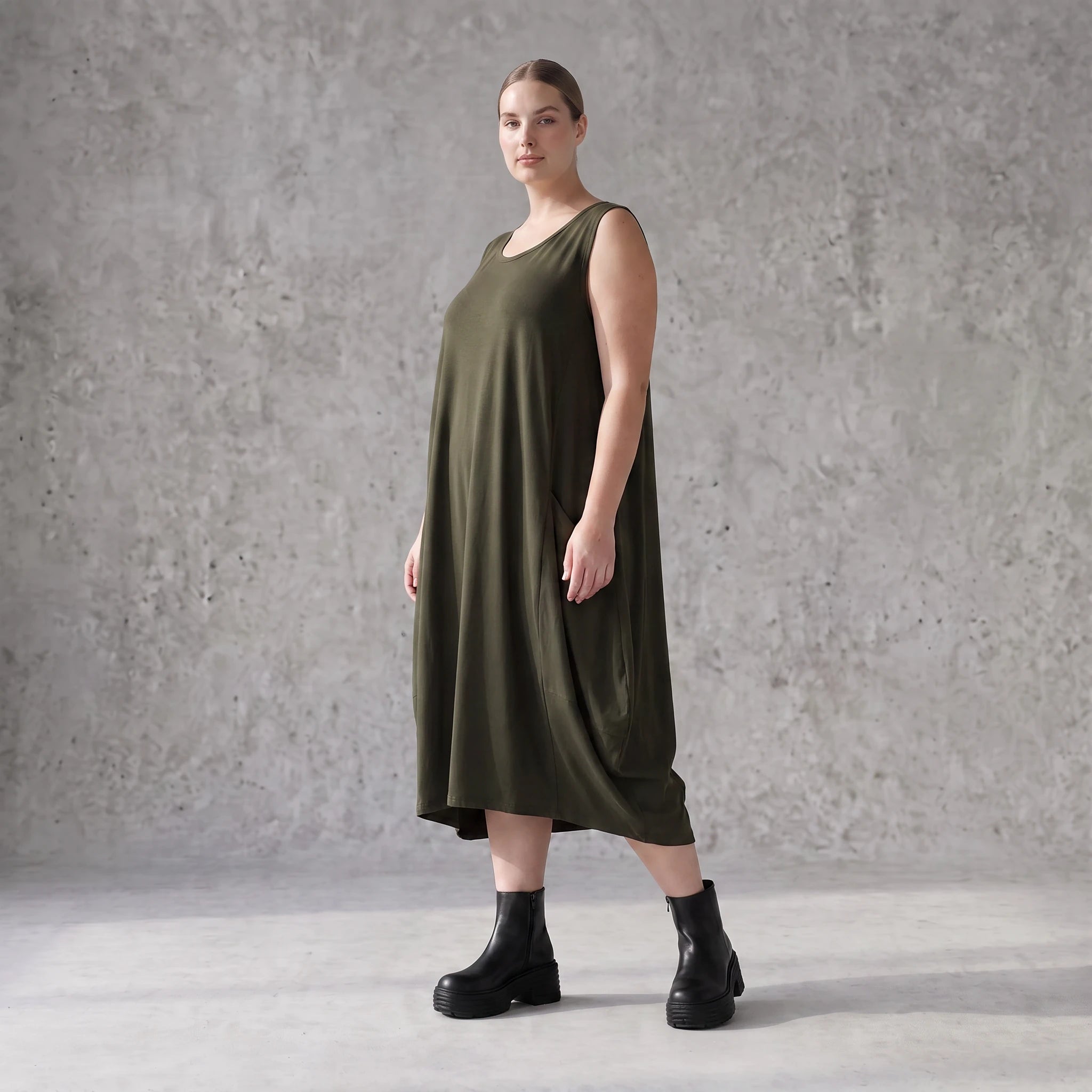 Damen Kleid Avantgarde Lyocell Khaki, Ballonschnitt, Flügeltaschen, Oversize große Größen – AKH Premium